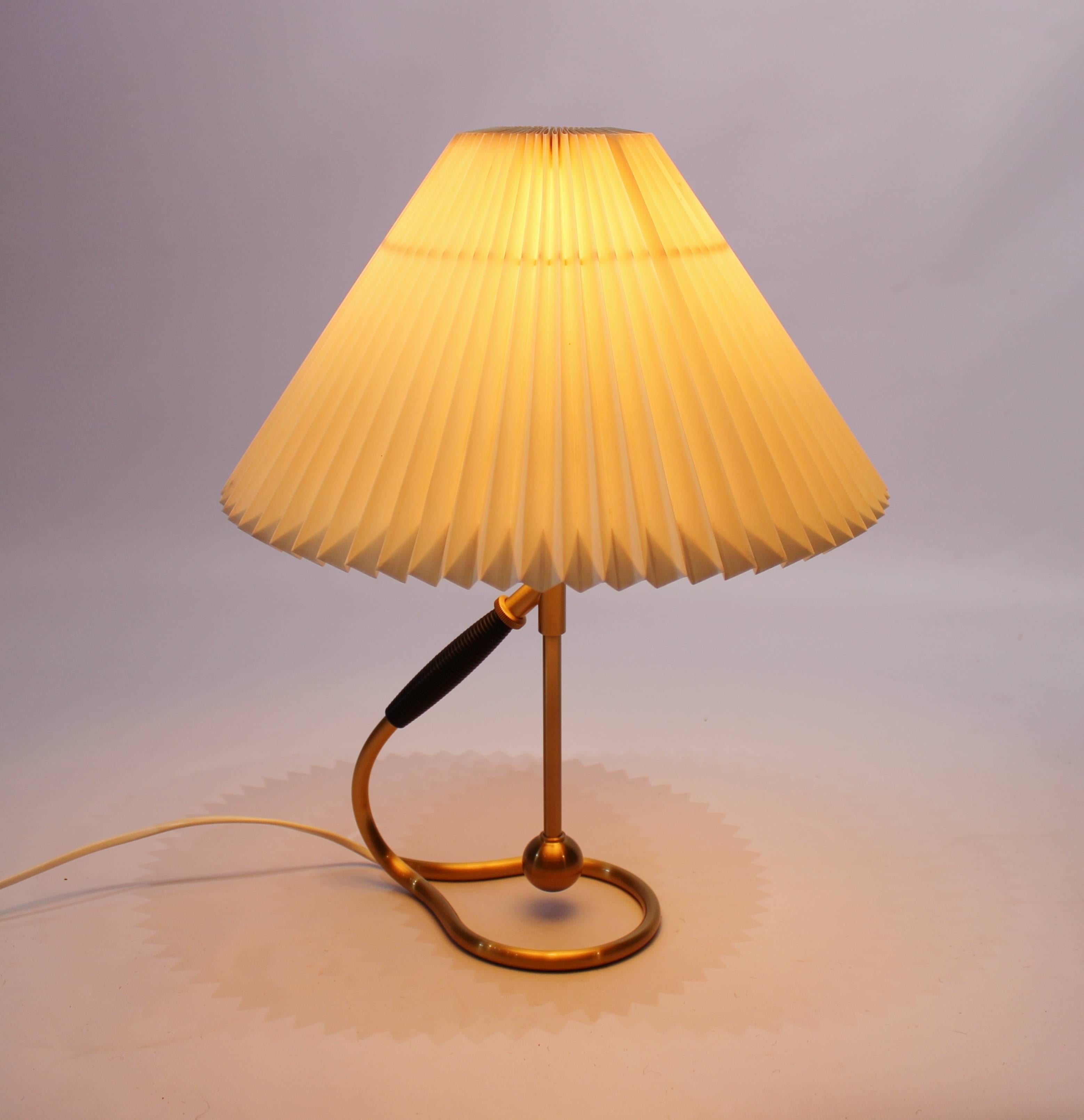 Table lamp, model 306, in brass with tilting function designed by Kaare Klint in 1945 and manufactured by Le Klint. The lamp is in great vintage condition.