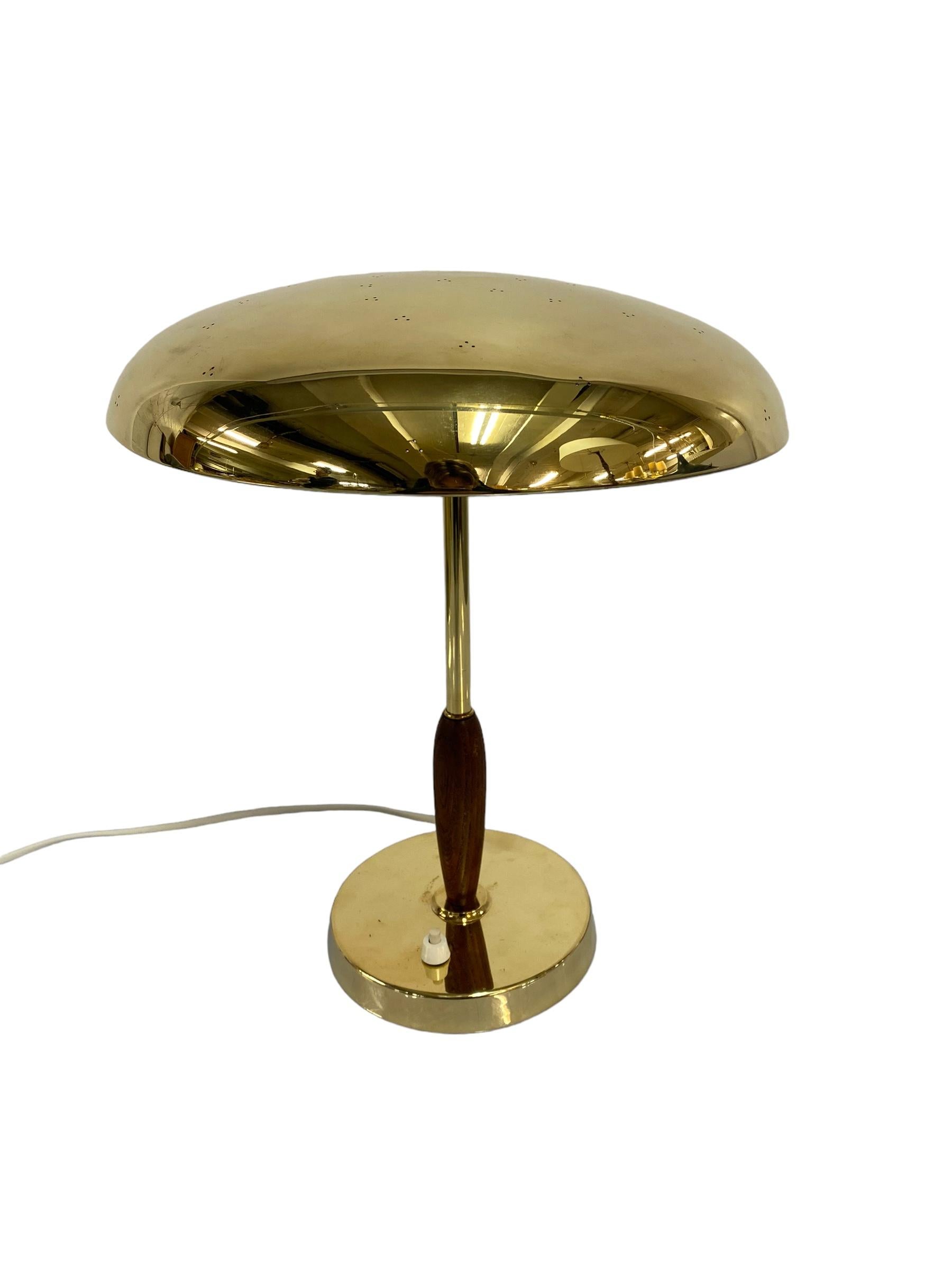 A very beautiful and elegant table lamp model. 407024, manufactured by PSO in Finland in the 1950s. This lamp depicts everything that makes Finnish mid-century lighting so internationally sought after. The design is simple, elegant and functional.