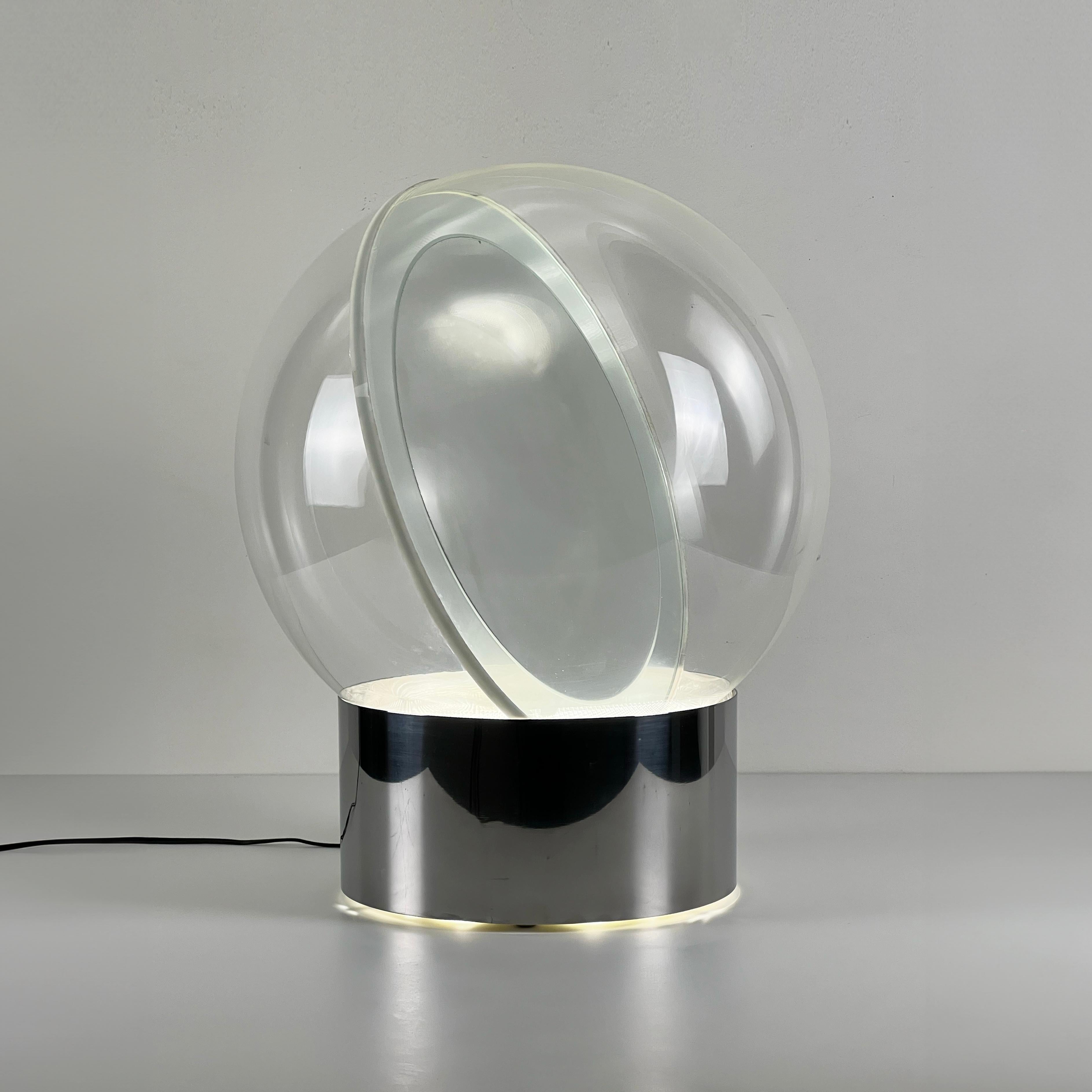 Lampe sphérique conçue par le designer italien Filippo Panseca pour Kartell, dessinée à la fin des années 1960. À l'intérieur de la sphère de verre, un miroir est positionné en diagonale et reflète latéralement la lumière du néon, créant ainsi une