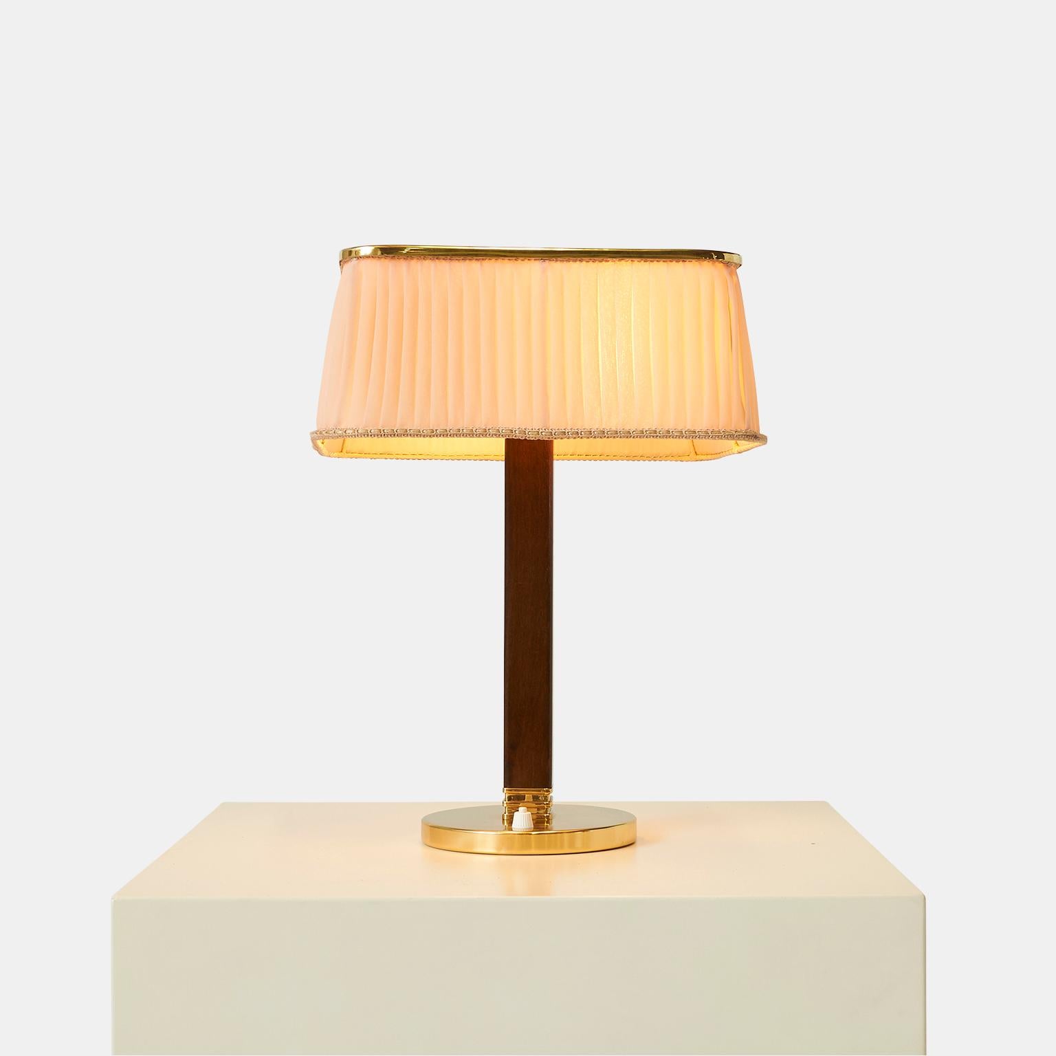 Scandinave moderne Lampe de table Modèle #5066 par Paavo Tynell pour Taito Oy en vente