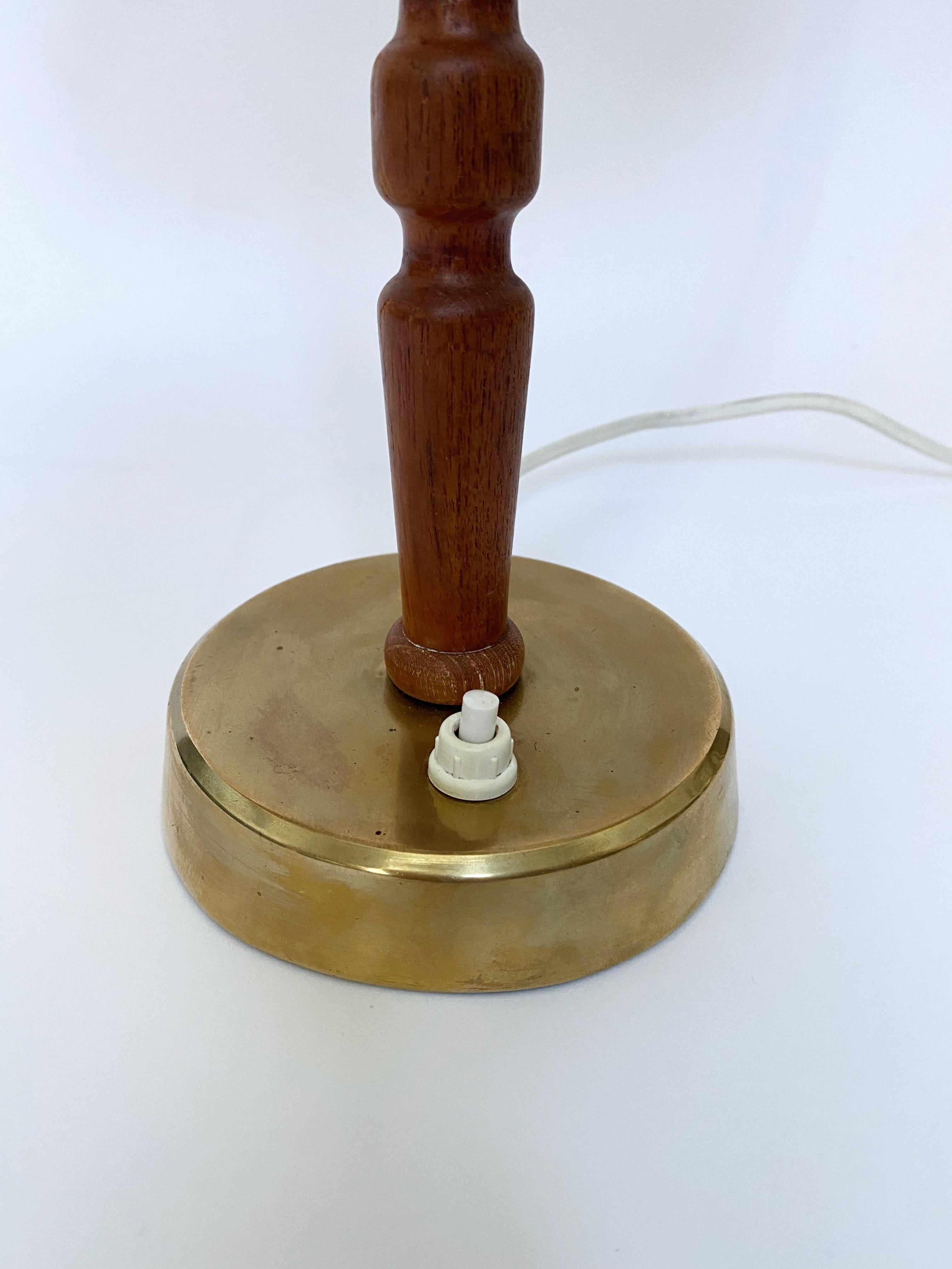 Rare Table lamp model 743 by Hans Bergström for Ateljé Lyktan, Sweden. Beautifully carved wooden lamp arm with brass details and a new linen lamp shade. In a working condition with age appropriate wear, overall in a very good condition.

Country: