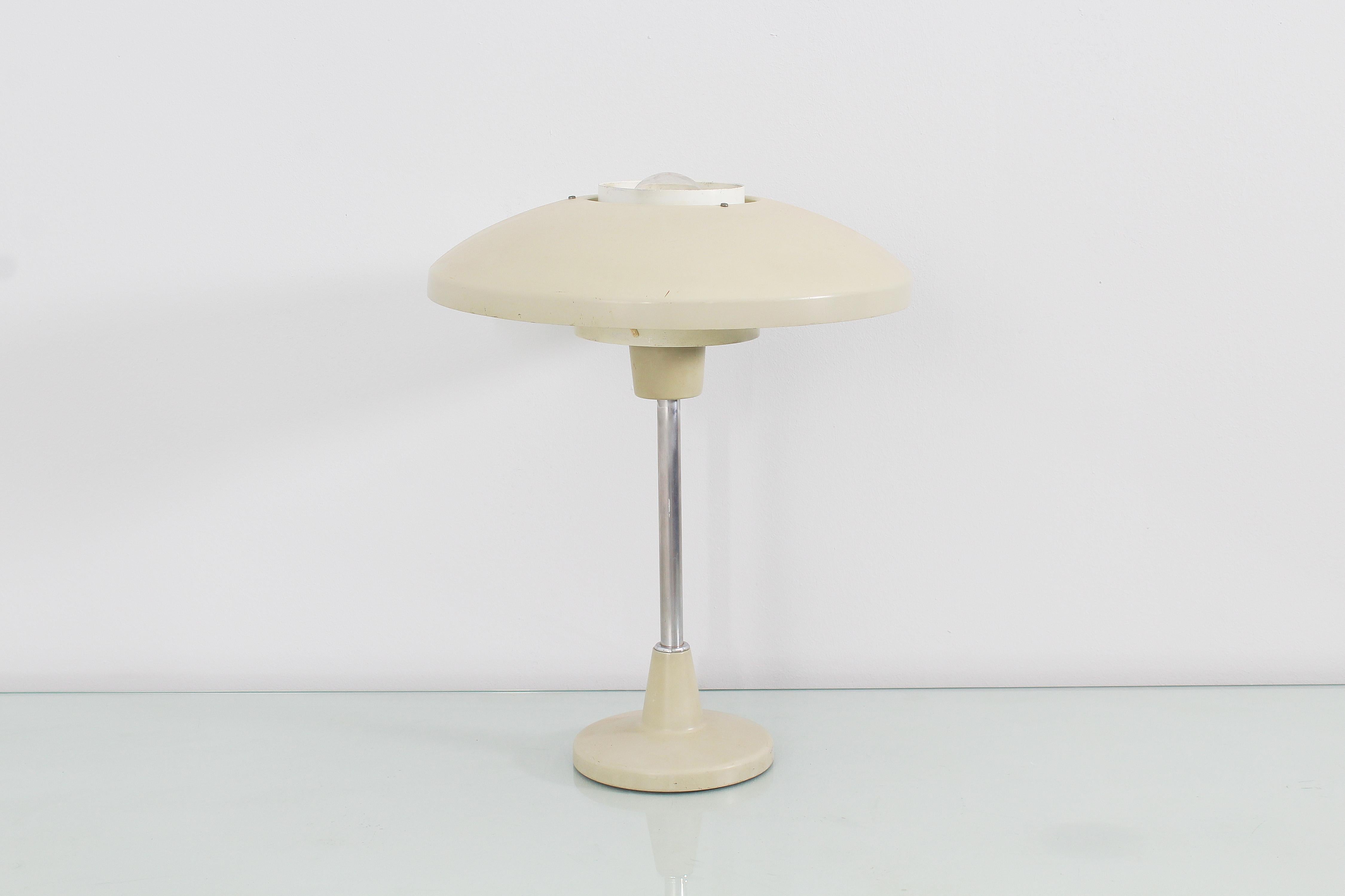 Belle lampe de table produite par Stilnovo, modèle 