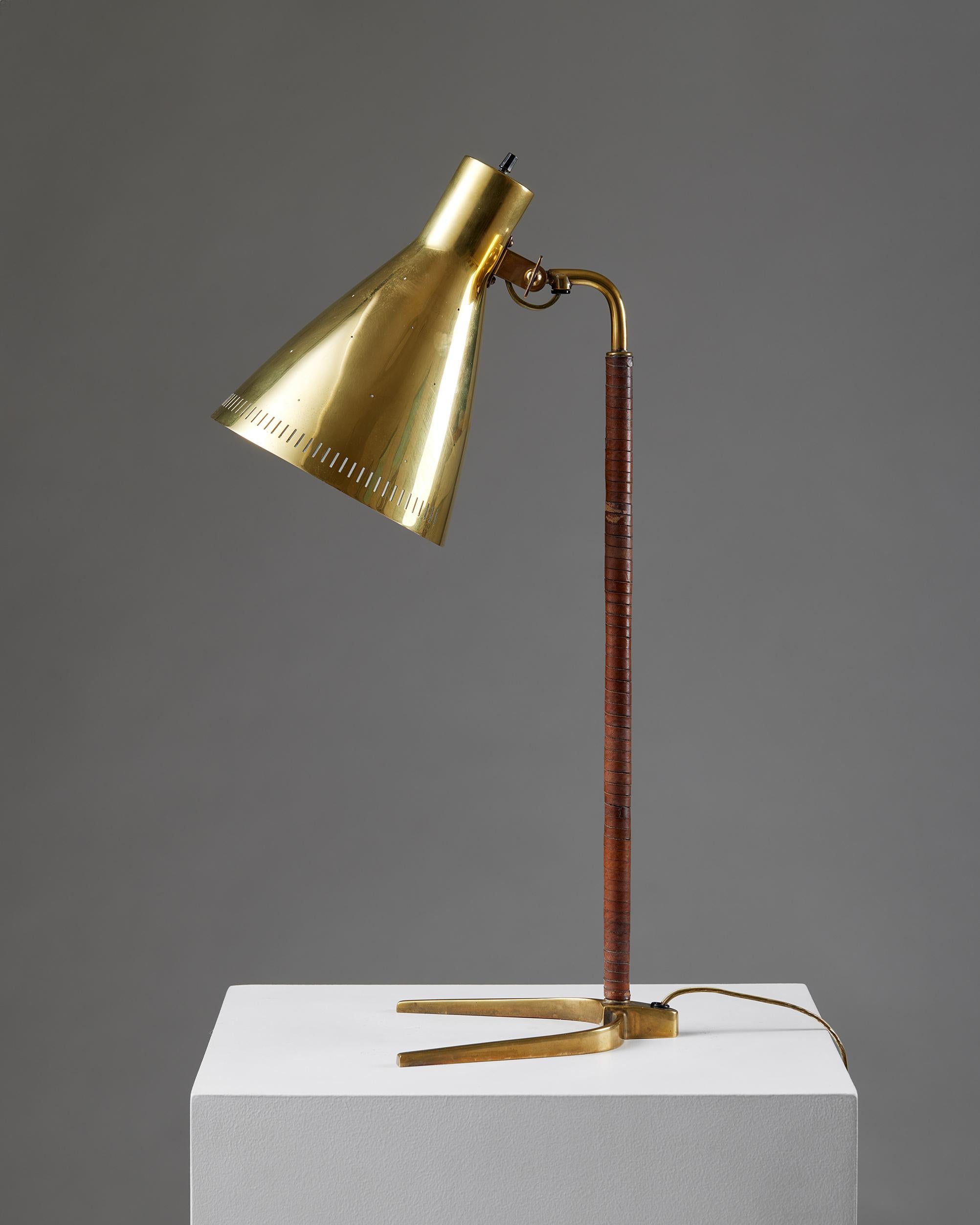 Mid-Century Modern Table lamp model 9224 designed by Paavo Tynell for Taito Oy Denmark, 1940s Brass For Sale