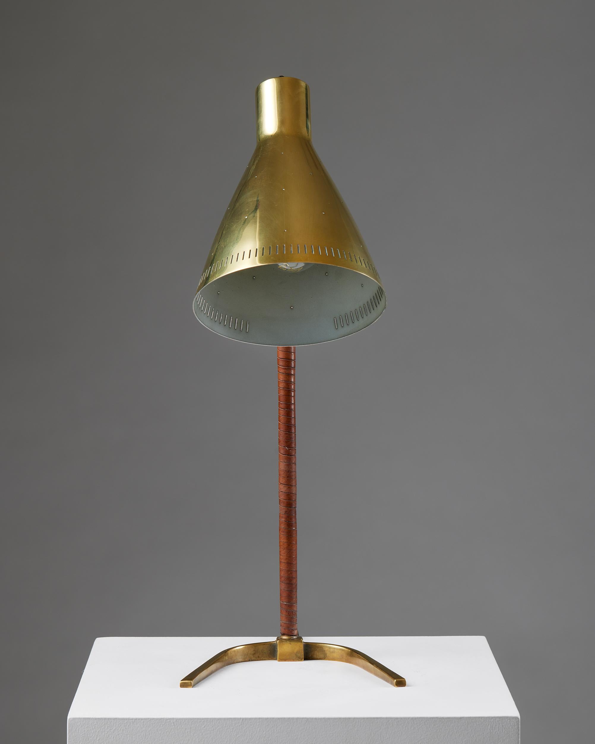 Danish Table lamp model 9224 designed by Paavo Tynell for Taito Oy Denmark, 1940s Brass For Sale