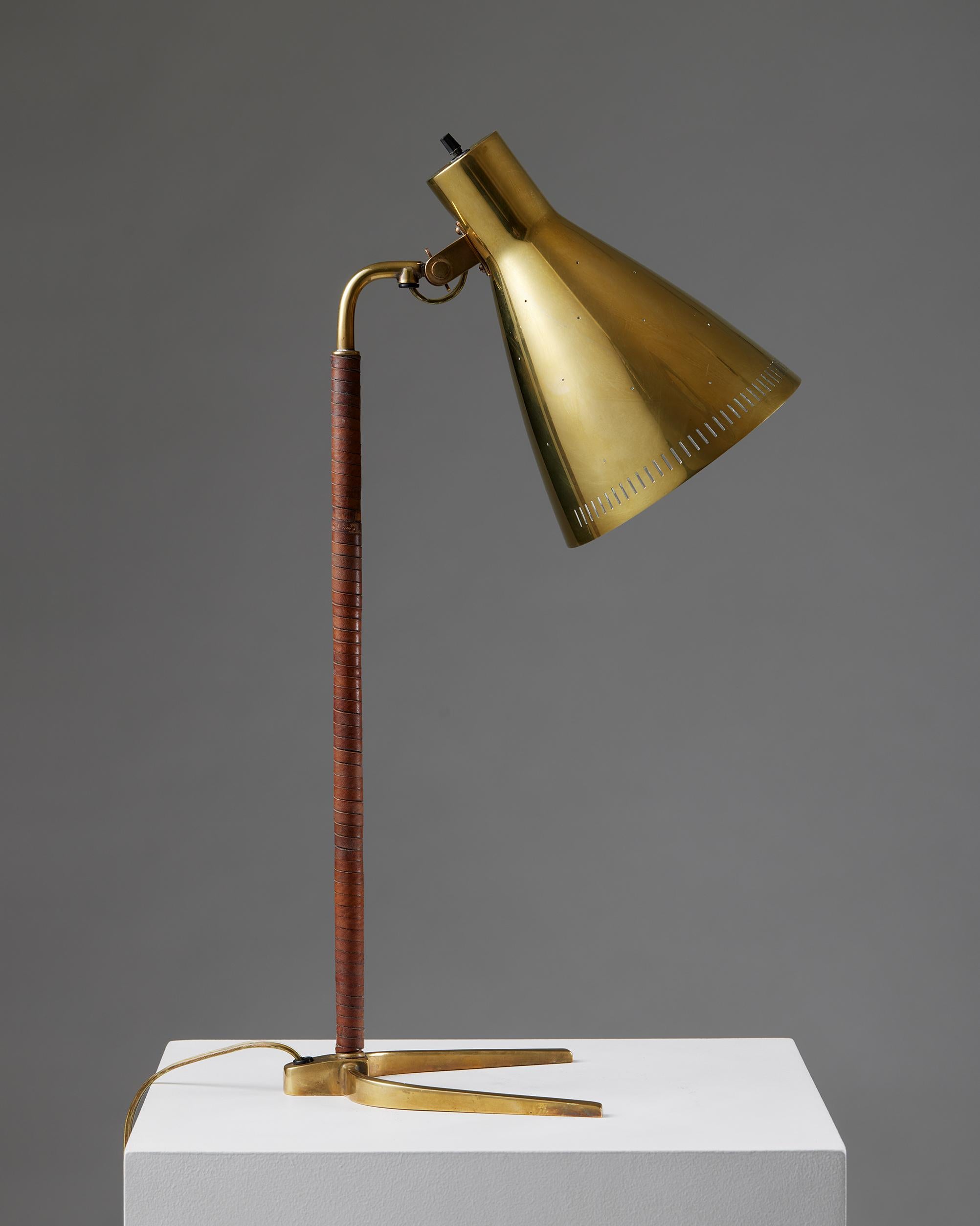 Table lamp model 9224 designed by Paavo Tynell for Taito Oy Denmark, 1940s Brass In Good Condition For Sale In Stockholm, SE