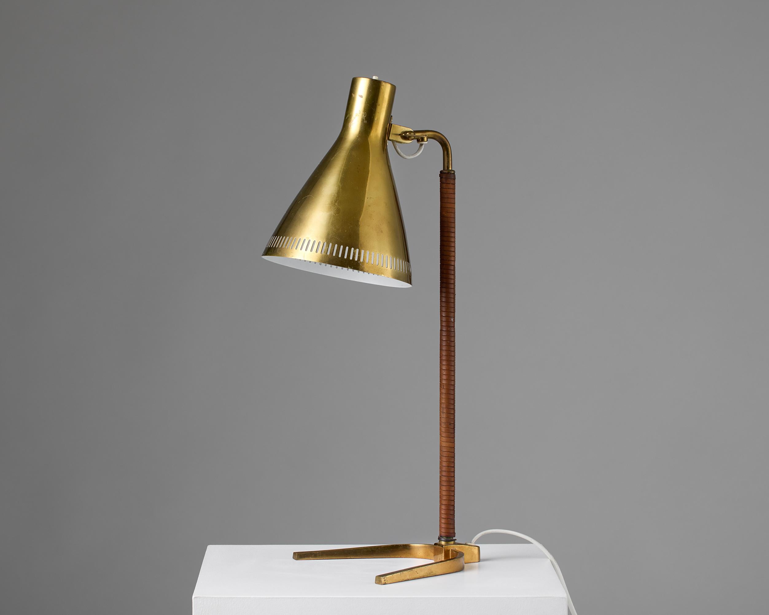 Rare lampe de table modèle 9224 du designer finlandais Paavo Tynell pour Taito/One, Finlande, années 1950. Cette élégante lampe de table est la quintessence de la capacité de Tynell à unir l'artisanat et la forme moderne. Fabriquée en laiton poli,