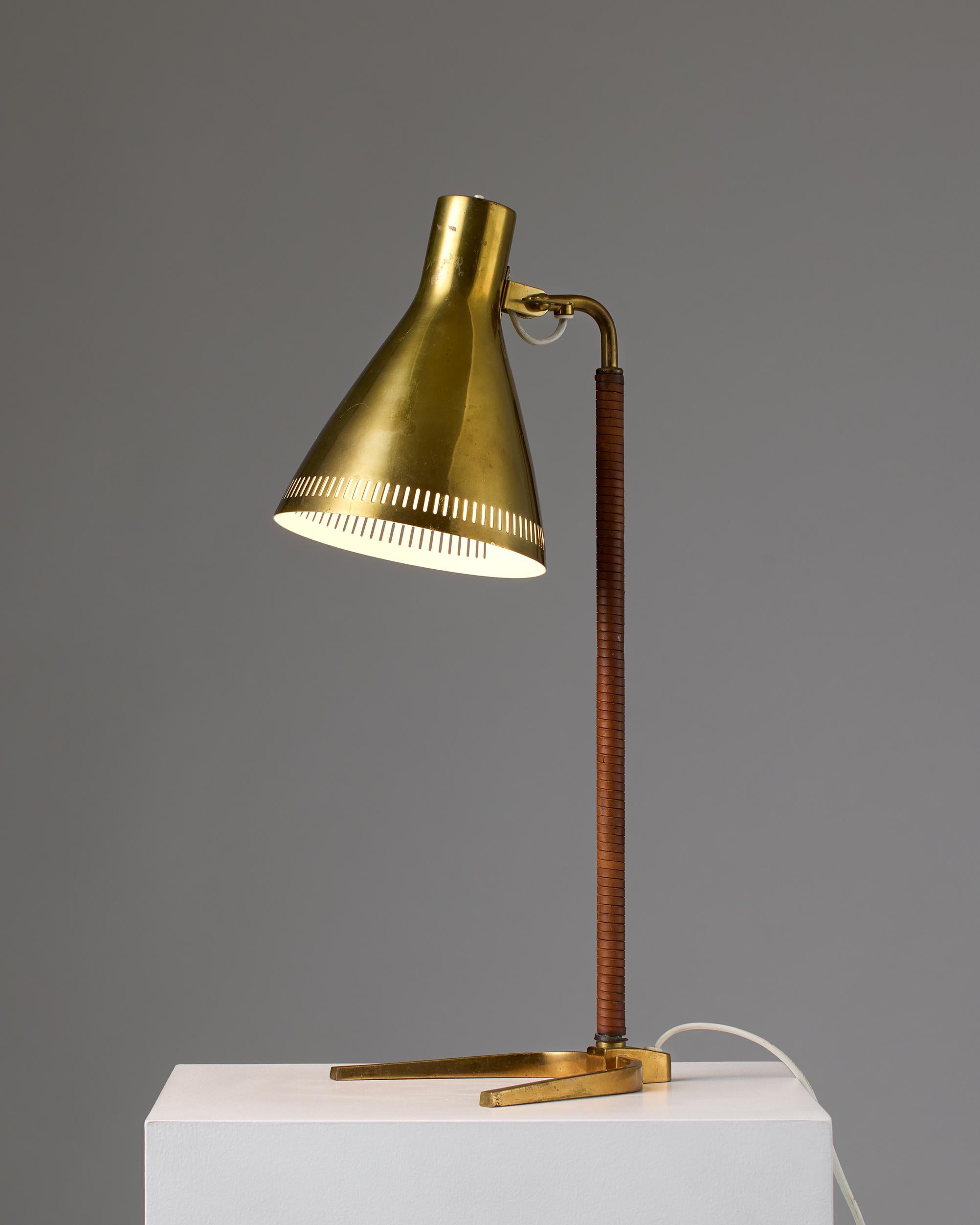 Finlandais Lampe à poser modèle 9224 Design No/One par Paavo Tynell pour Taito Oy en vente