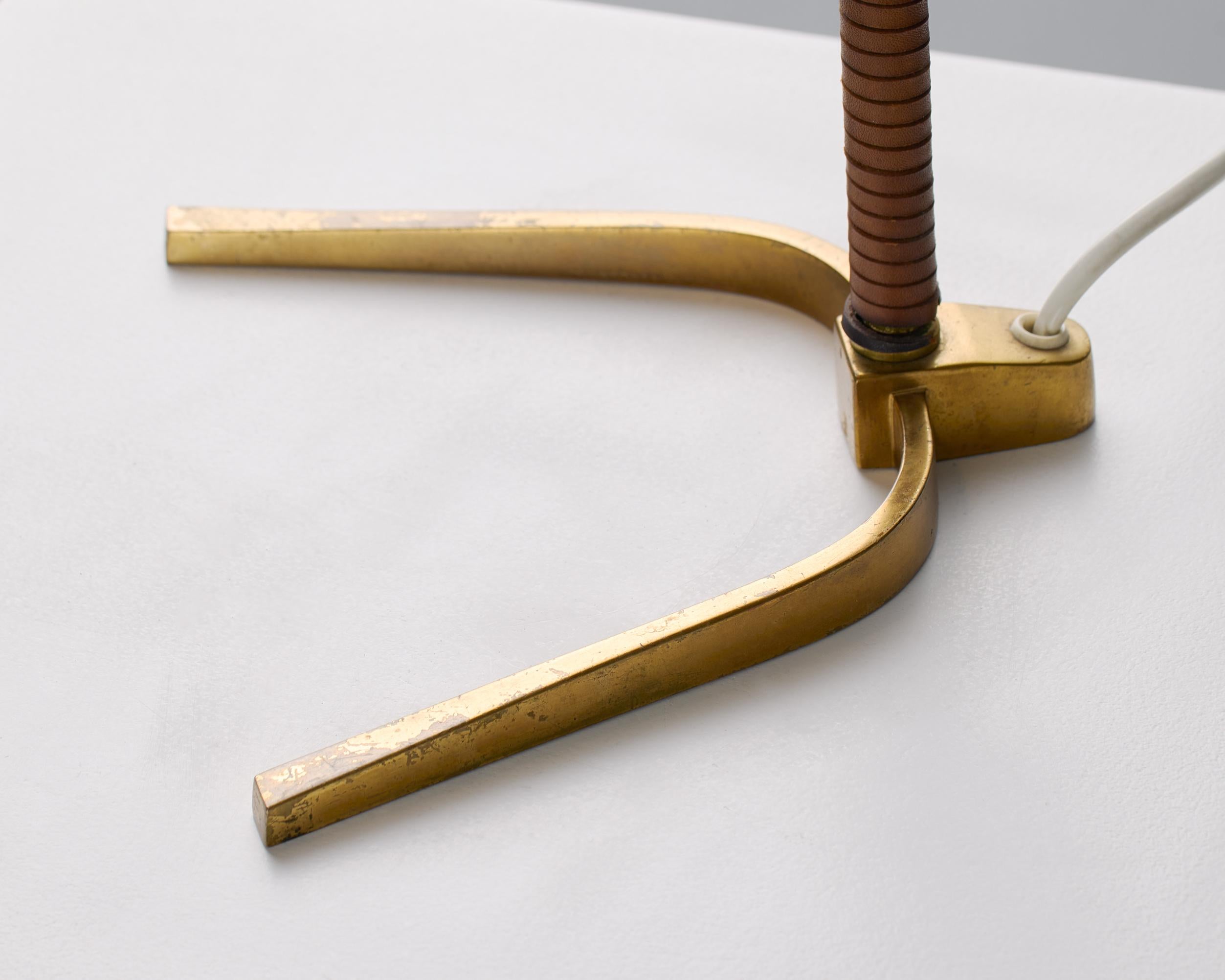 Laiton Lampe à poser modèle 9224 Design No/One par Paavo Tynell pour Taito Oy en vente