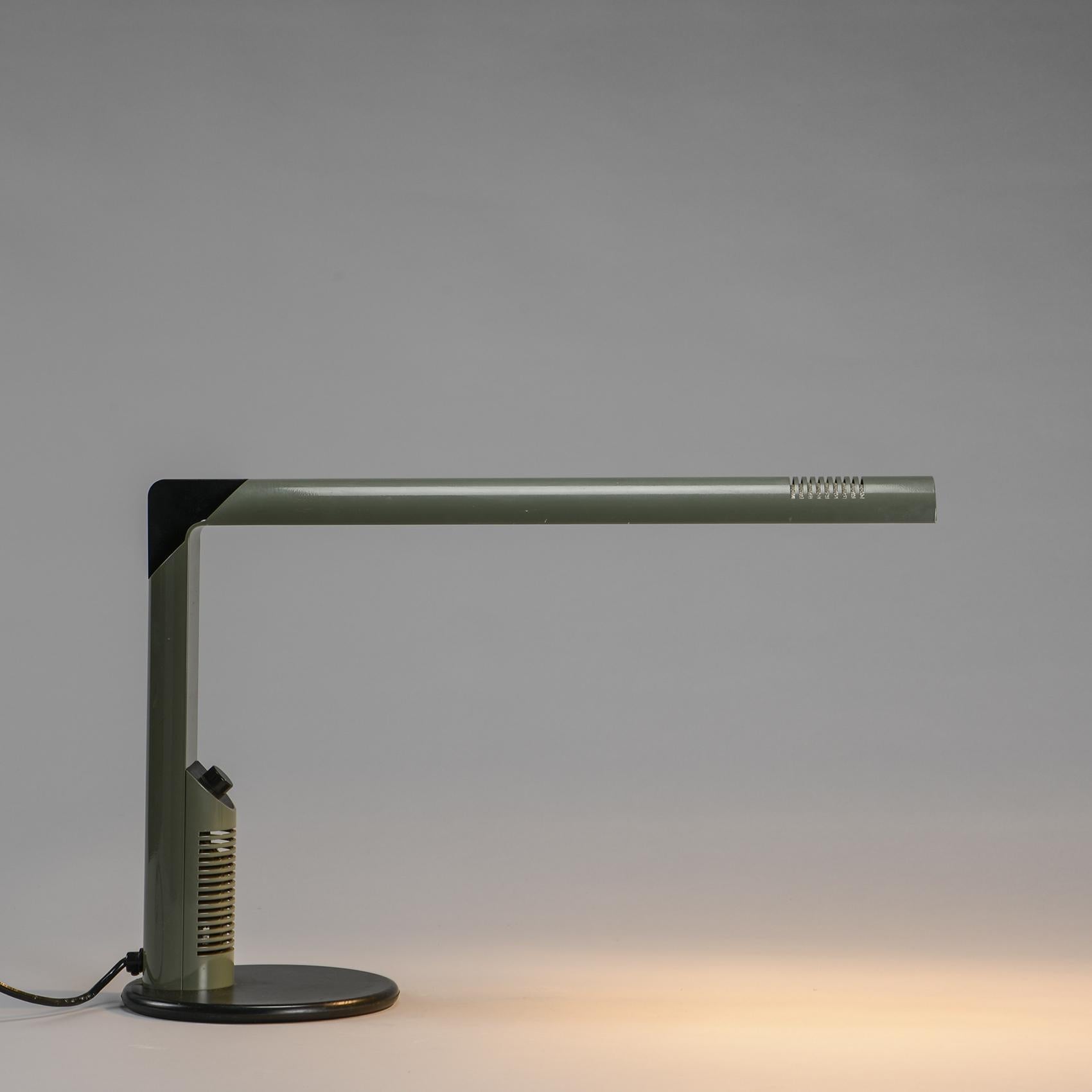 Halogen desk lamp designed by Gianfranco Frattini in the late 1970s;

It consists of a metal base housing a grey lacquered extruded metal body.

Published by Luci, 1979.

Bibliography: Giuliana Gramigna, Repertorio 1950-2000, Allemandi,