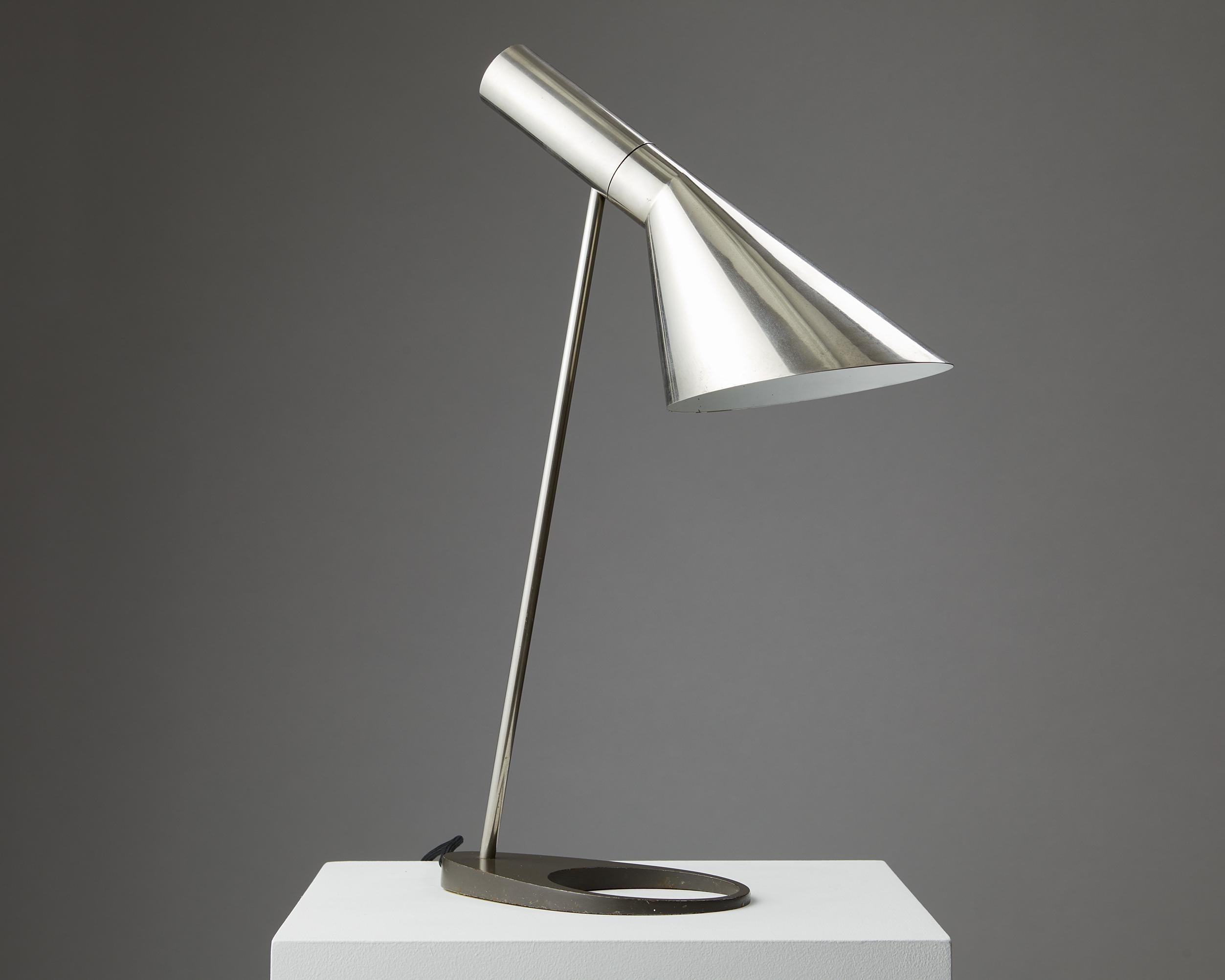 Lampe de table modèle AJ conçue par Arne Jacobsen pour Louis Poulsen Entwurf,
Danemark. 1957.
Métal chromé.

Premier modèle sans interrupteur marche/arrêt.

Abat-jour réglable.

H : 53 cm
L : 16,5 cm / 6 1/2