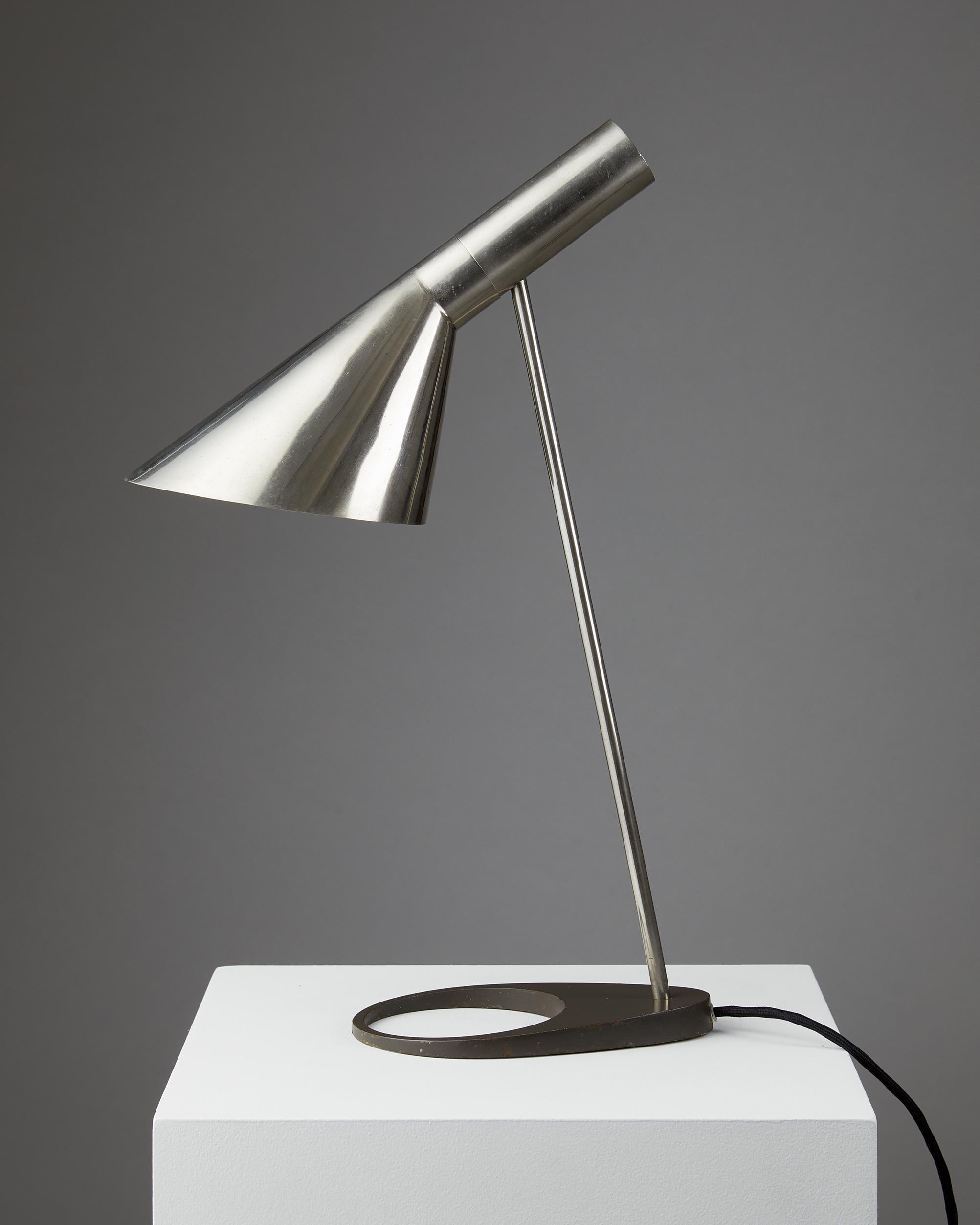 Lampe de bureau modèle AJ conçue par Arne Jacobsen pour Louis Poulsen Entwurf, Danemark Bon état - En vente à Stockholm, SE