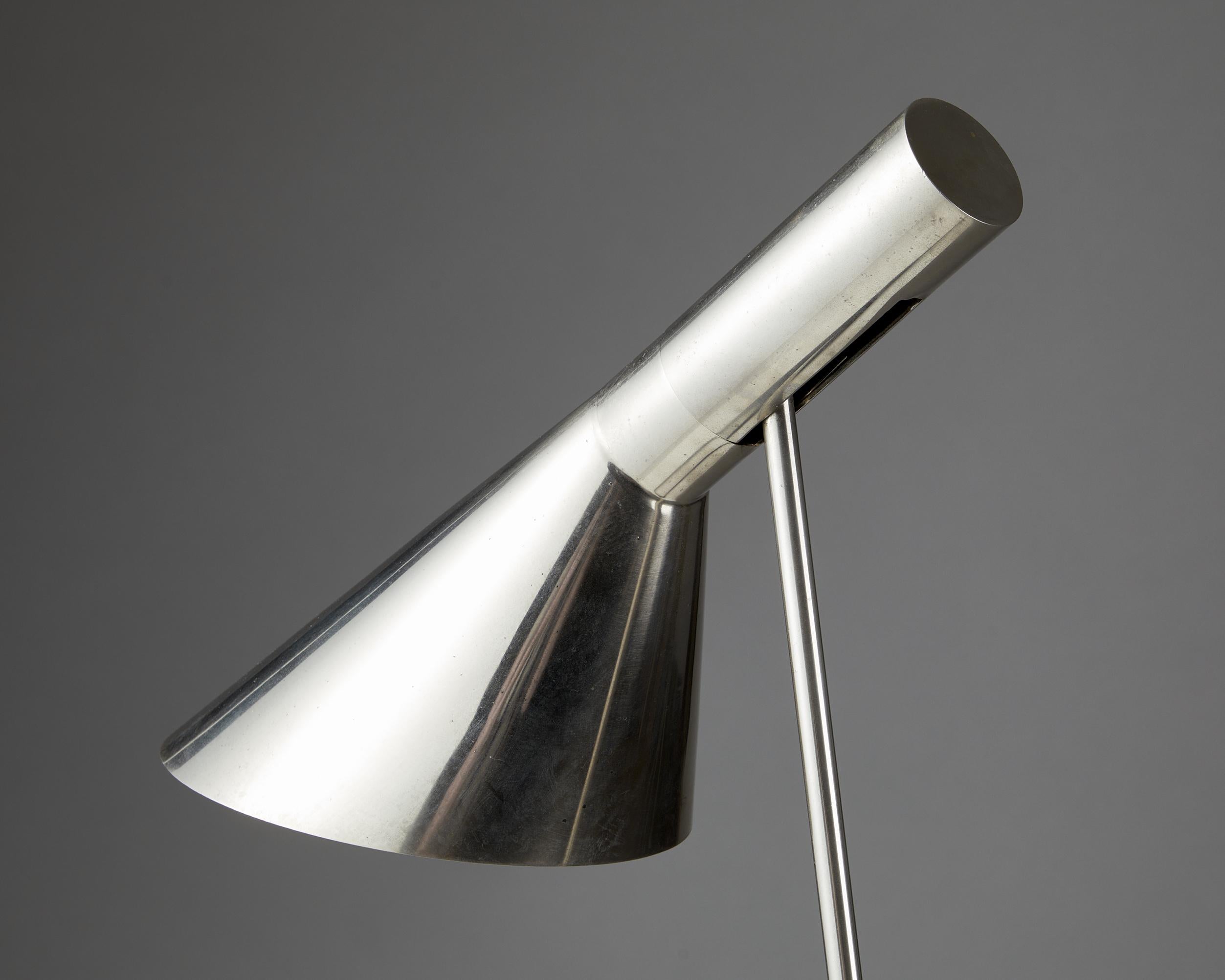 20ième siècle Lampe de bureau modèle AJ conçue par Arne Jacobsen pour Louis Poulsen Entwurf, Danemark en vente