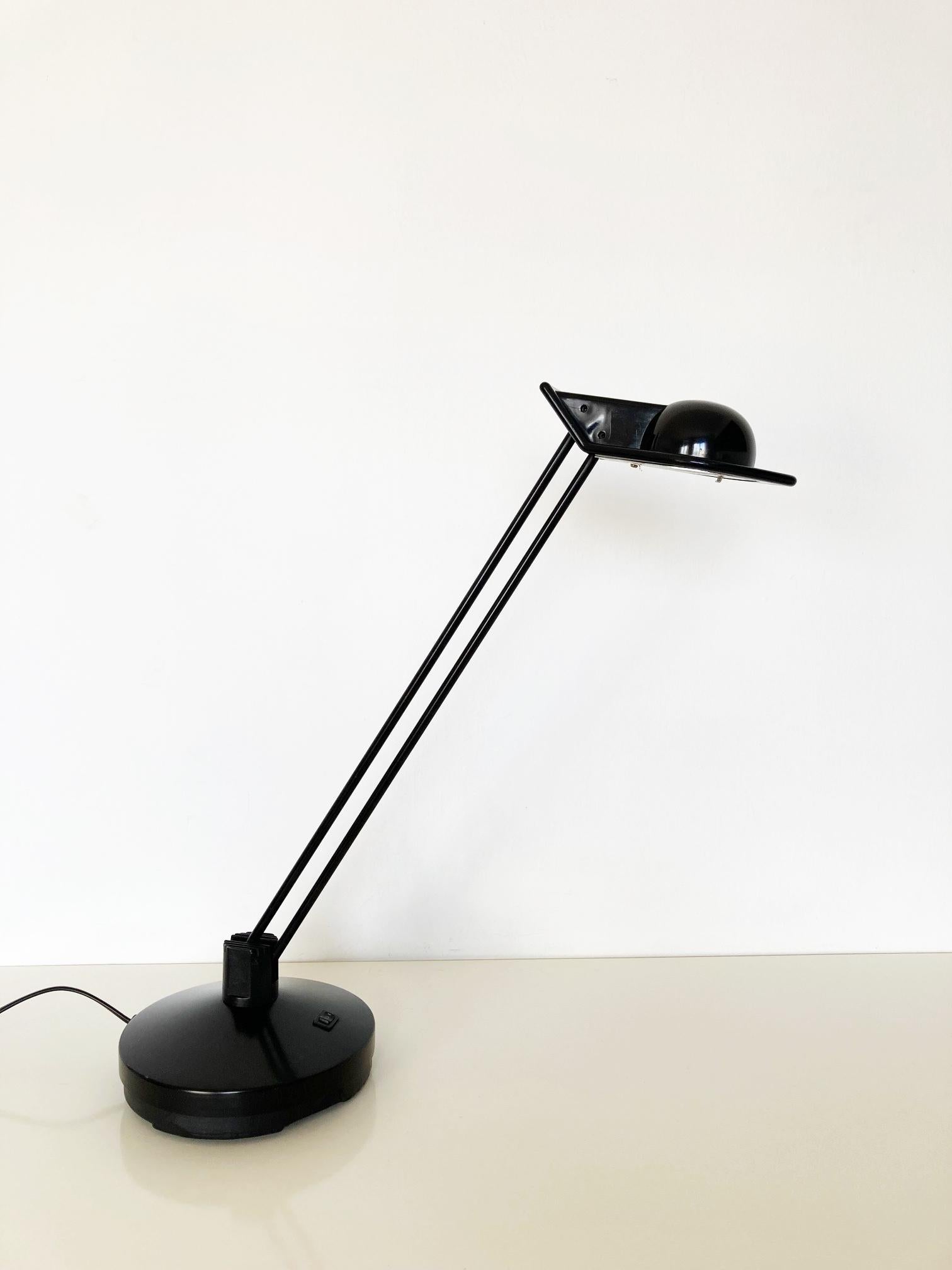 La lampe à poser Anade de Metalarte, conçue par Josep Llusca dans les années 1980, est une pièce remarquable qui allie un design minimaliste à une polyvalence fonctionnelle. Connue pour ses lignes épurées et son attrait moderne, cette lampe