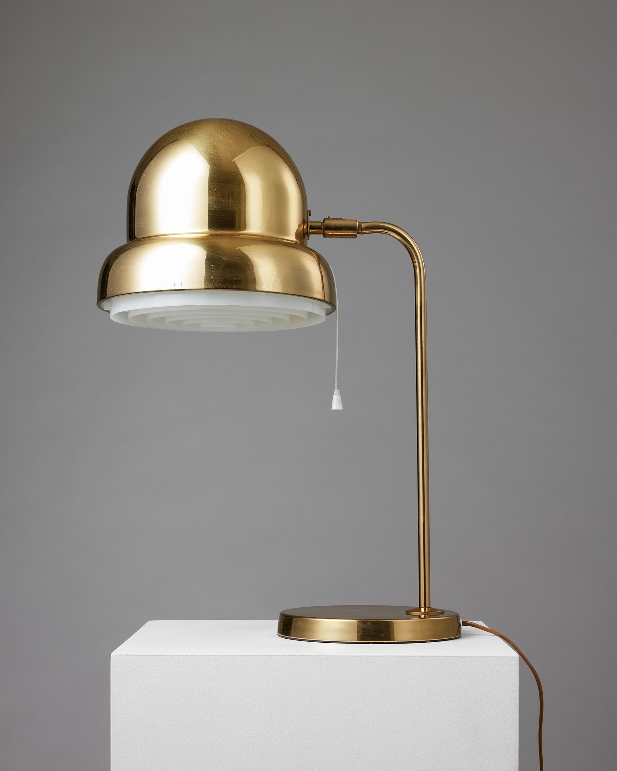 Table lamp model B-090, anonymous for Bergboms,
Sweden, 1960s.

Brass.

Stamped.

H: 52 cm
Base D: 19 cm
Shade D: 24.5 cm.