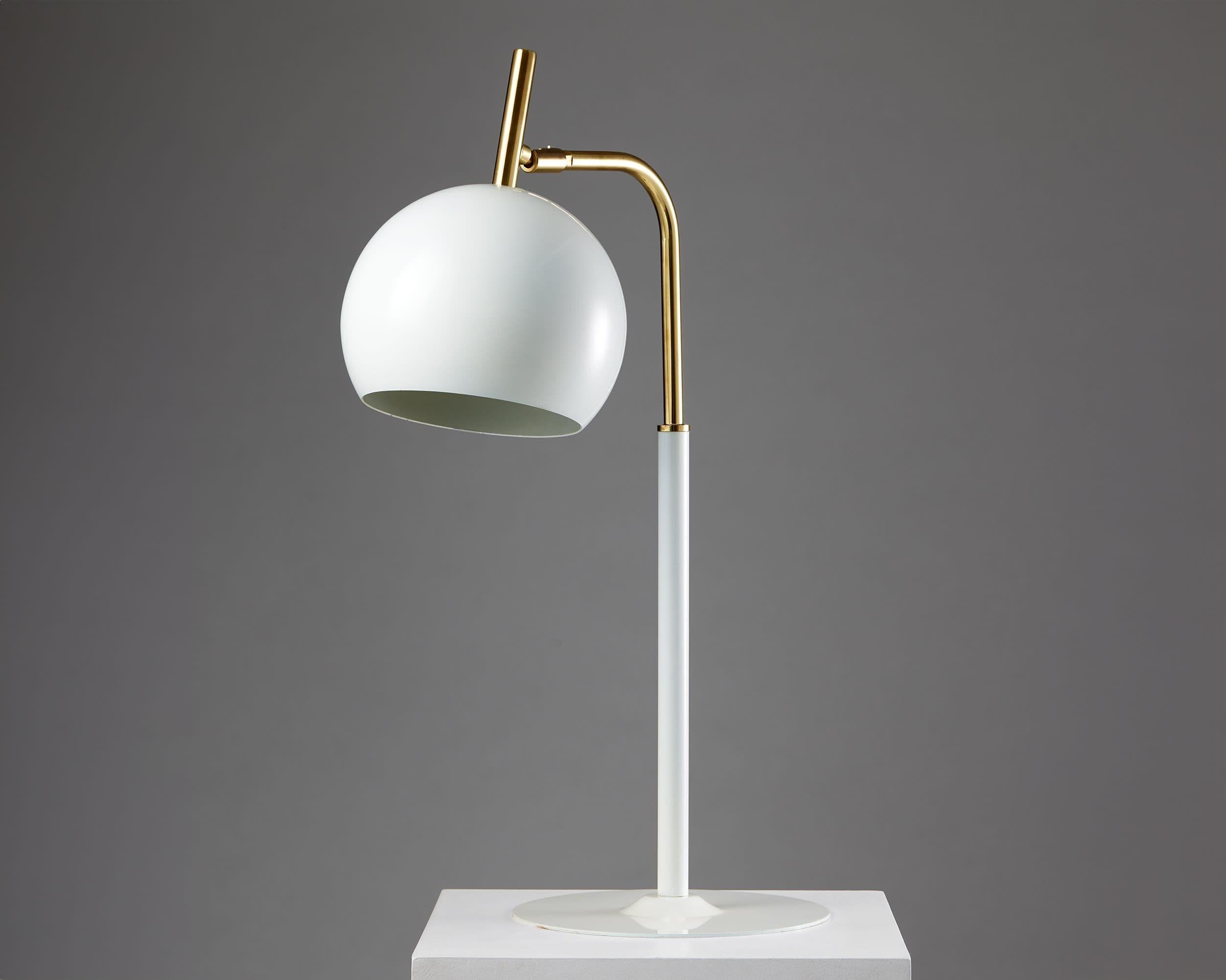 Table lamp model B 275 designed by Hans-Agne Jakobsson for Markaryd
Sweden, 1960s

Brass and white lacquered metal.

Stamped.

H: 70 cm / 2' 4''
Diameter of the base: 26 cm / 10 1/4''
Diameter of the shade: 22 cm / 8 3/4''