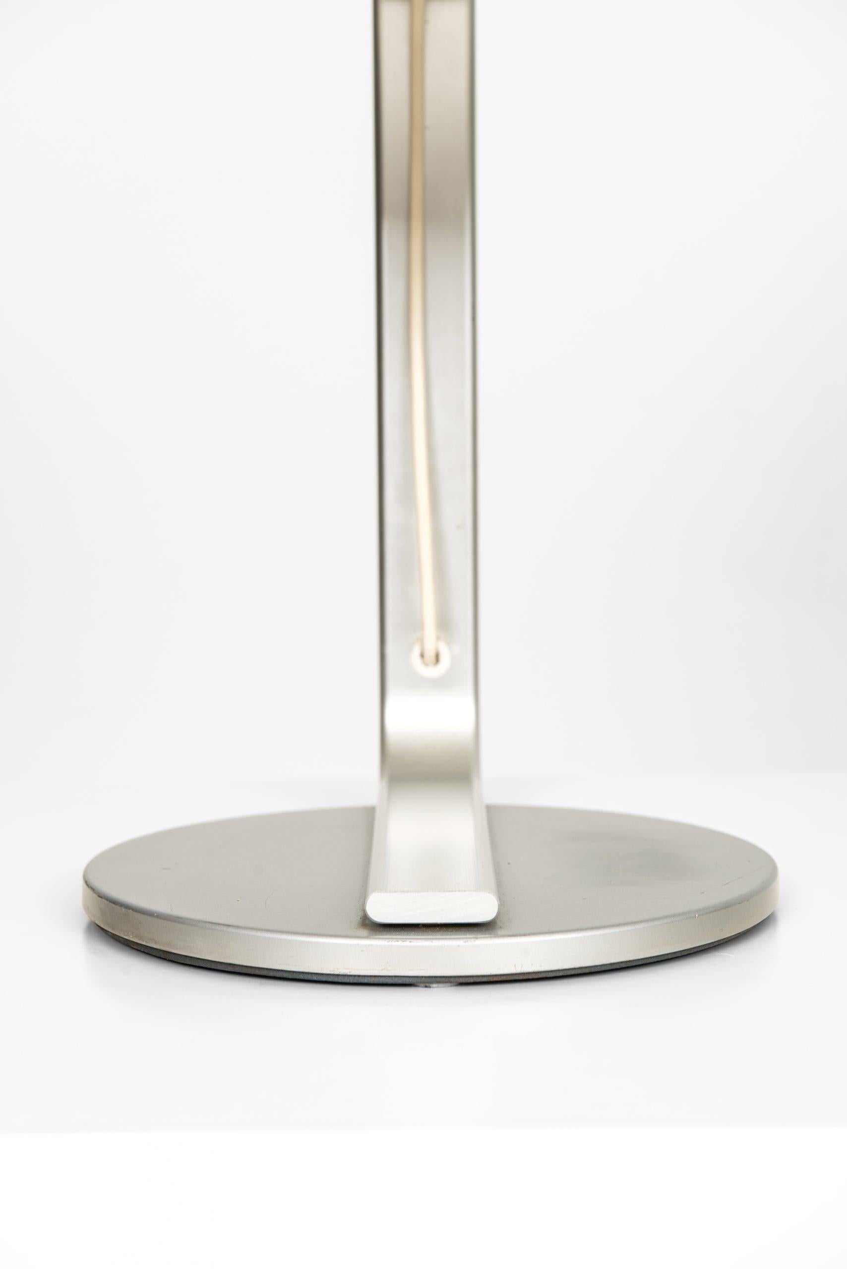 Rare lampe de table modèle B-33. Produit par Bergboms en Suède.
