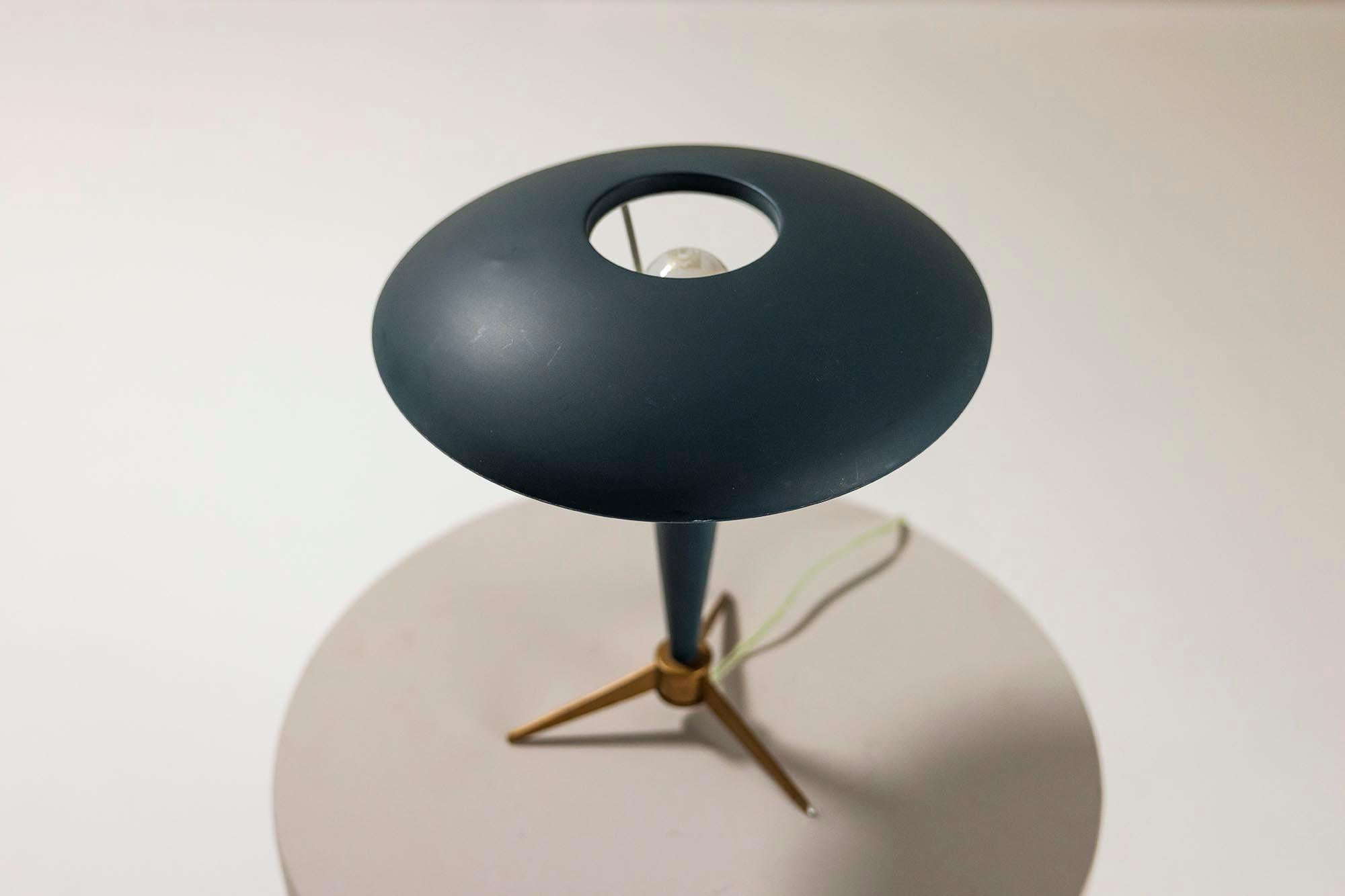 Table lamp model “Bijoo Tripod Ufo” by Louis Kalff for Philips, Netherlands 1950 In Good Condition For Sale In Hellouw, NL