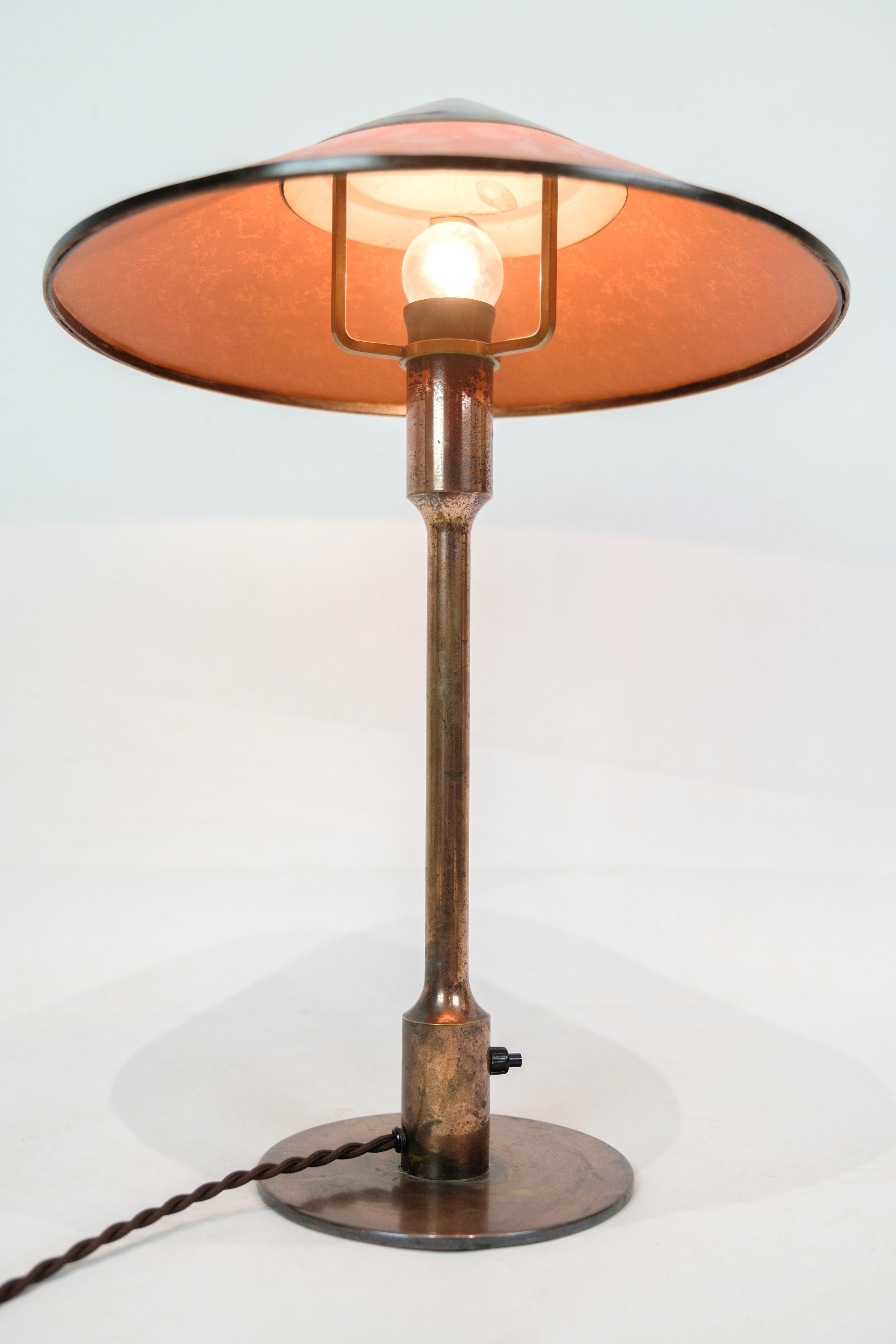 Lampe de table Kongelys avec abat-jour ambré et laiton bruni, produite par Fog & Mørup dans les années 1930. Conçue à l'origine en 1928, la lampe est devenue connue sous le nom de 