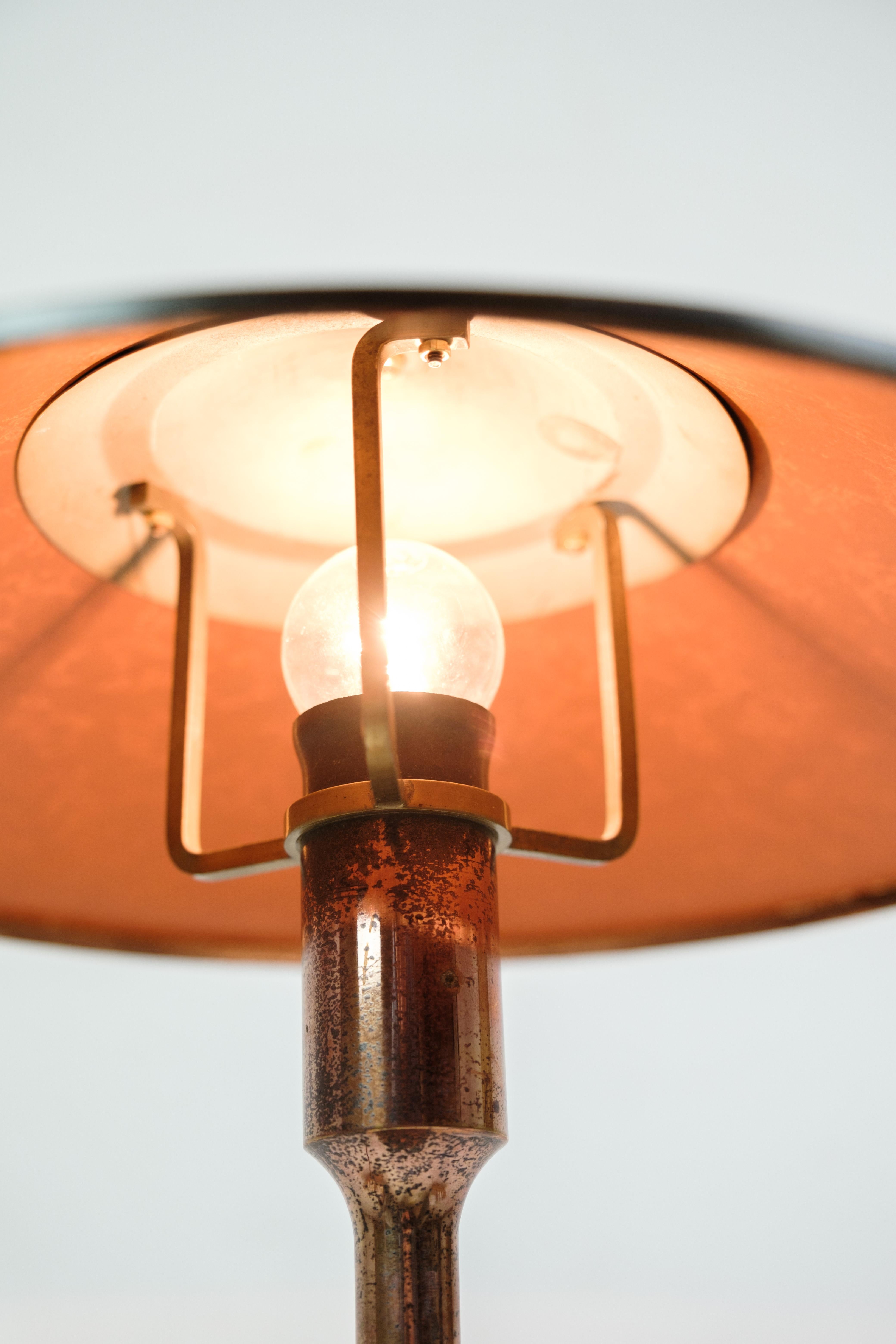 Milieu du XXe siècle Lampe de table modèle Kongelys en laiton bruni par Fog & Mørup des années 1930 en vente