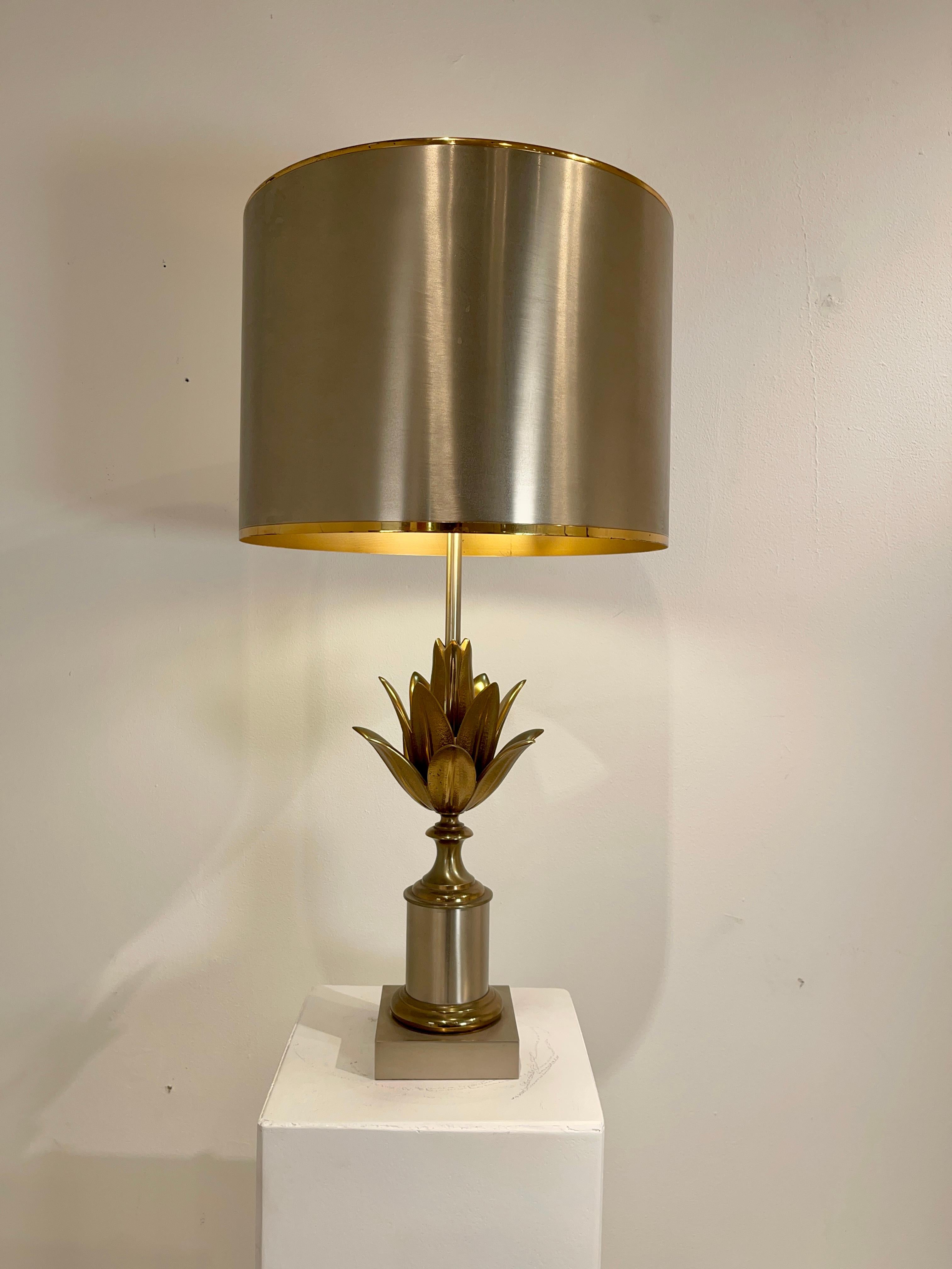 Lampe de table de la Maison Charles Modèle Lotus dans ses conditions d'origine, estampillée sur la base « Made in France Charles ». Parfait état.