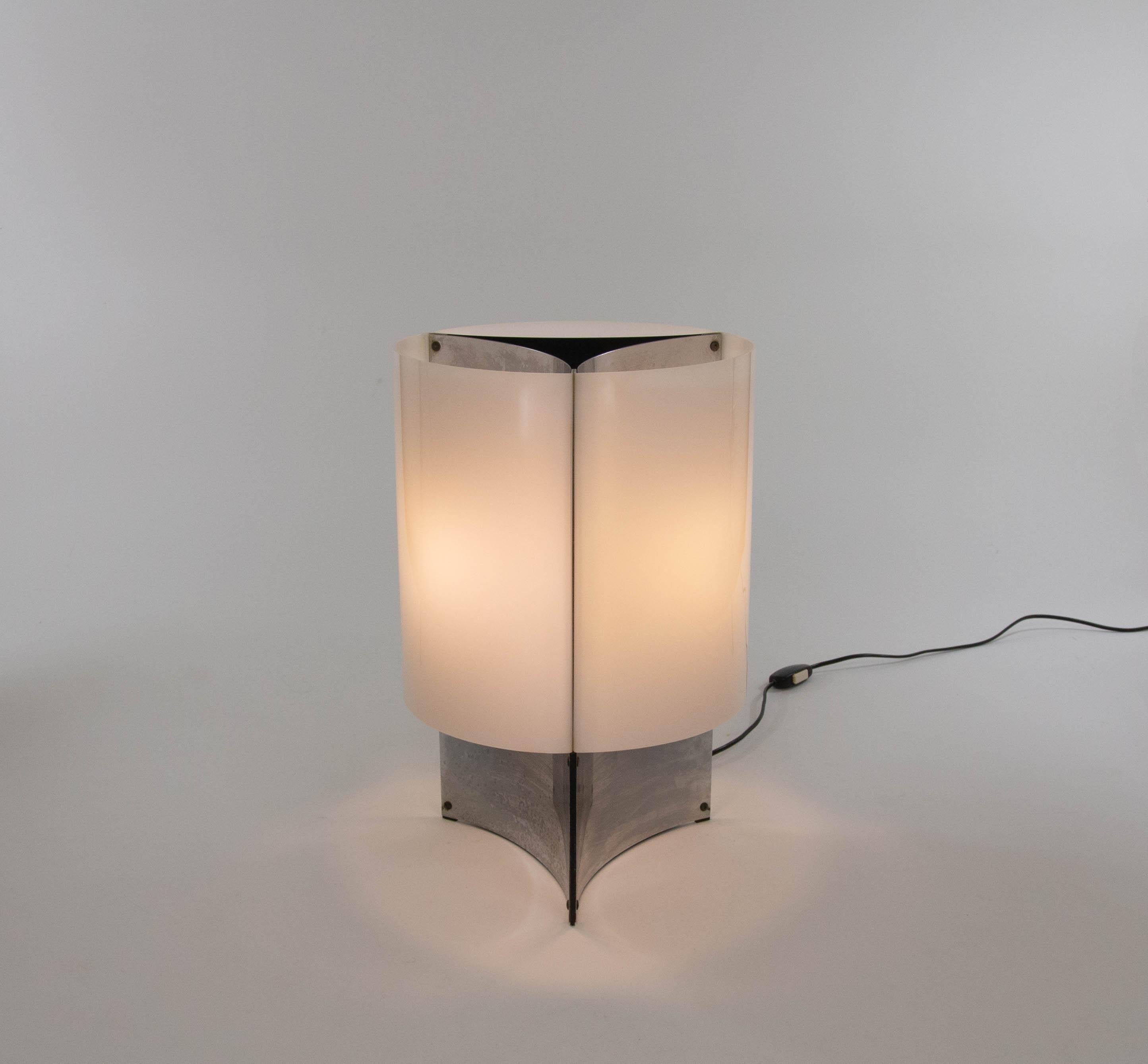 Diese elegante Leuchte, Modell 526, wurde 1965 von Massimo Vignelli für den italienischen Leuchtenhersteller Arteluce entworfen.

Modell 526 ist eine Tischleuchte mit einem Sockel, der aus drei konkaven verchromten Platten besteht. Dieser Sockel ist