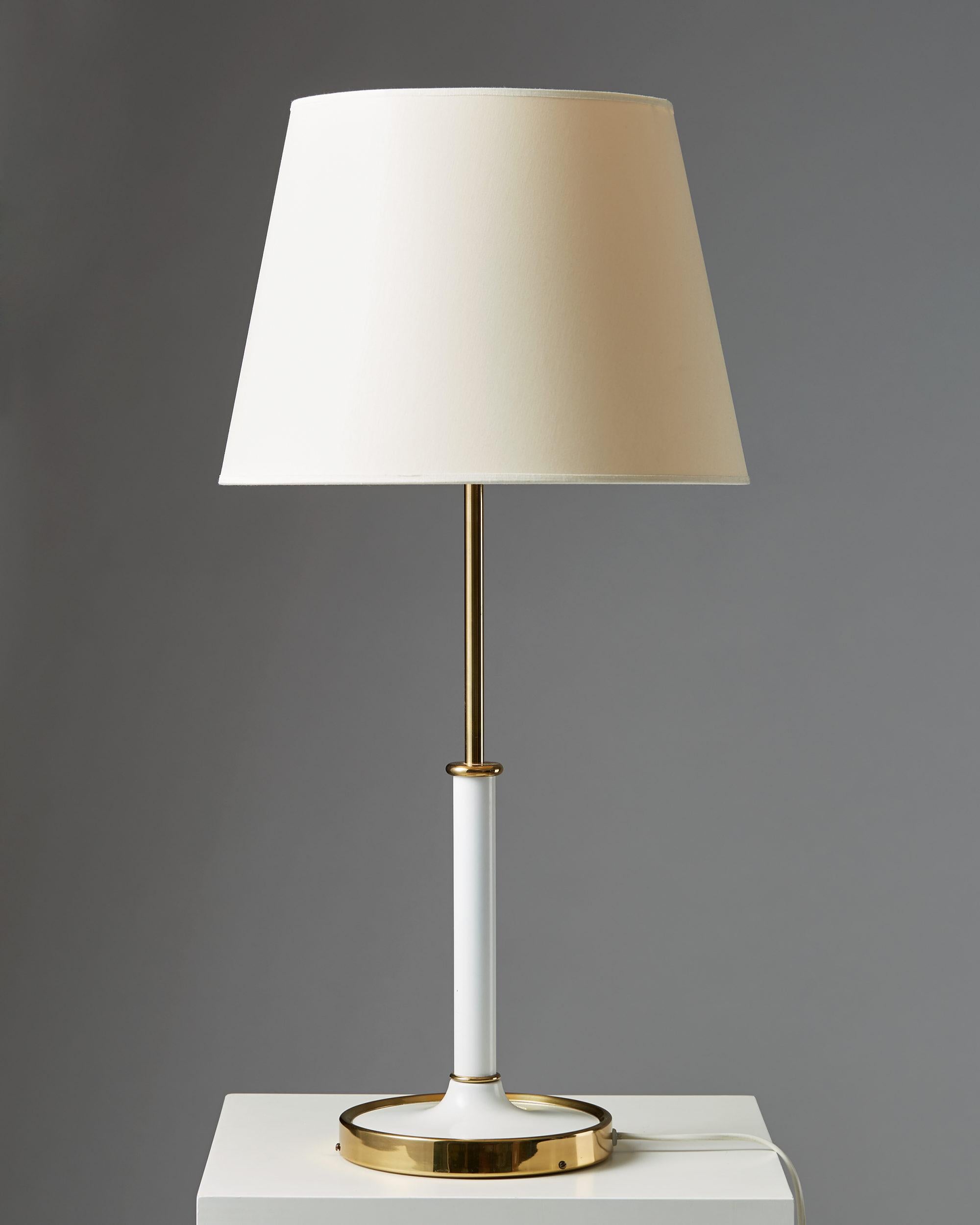 Lacquered and polished brass with fabric shade. 
Measures: H 69 cm/ 27