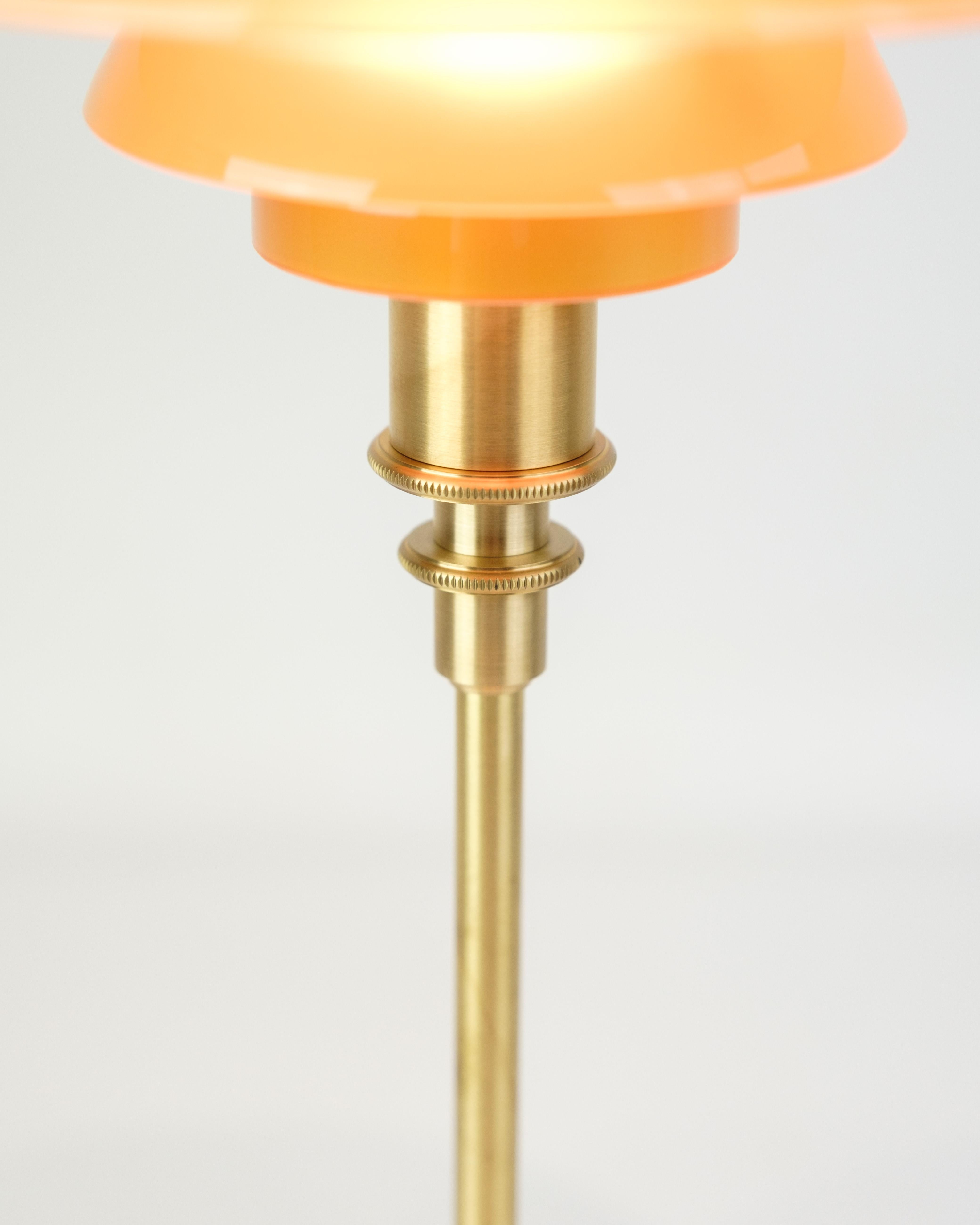 Mid-Century Modern Lampe de table Model No 2/1 Limited Edition In Brass By Poul Henningsen en vente