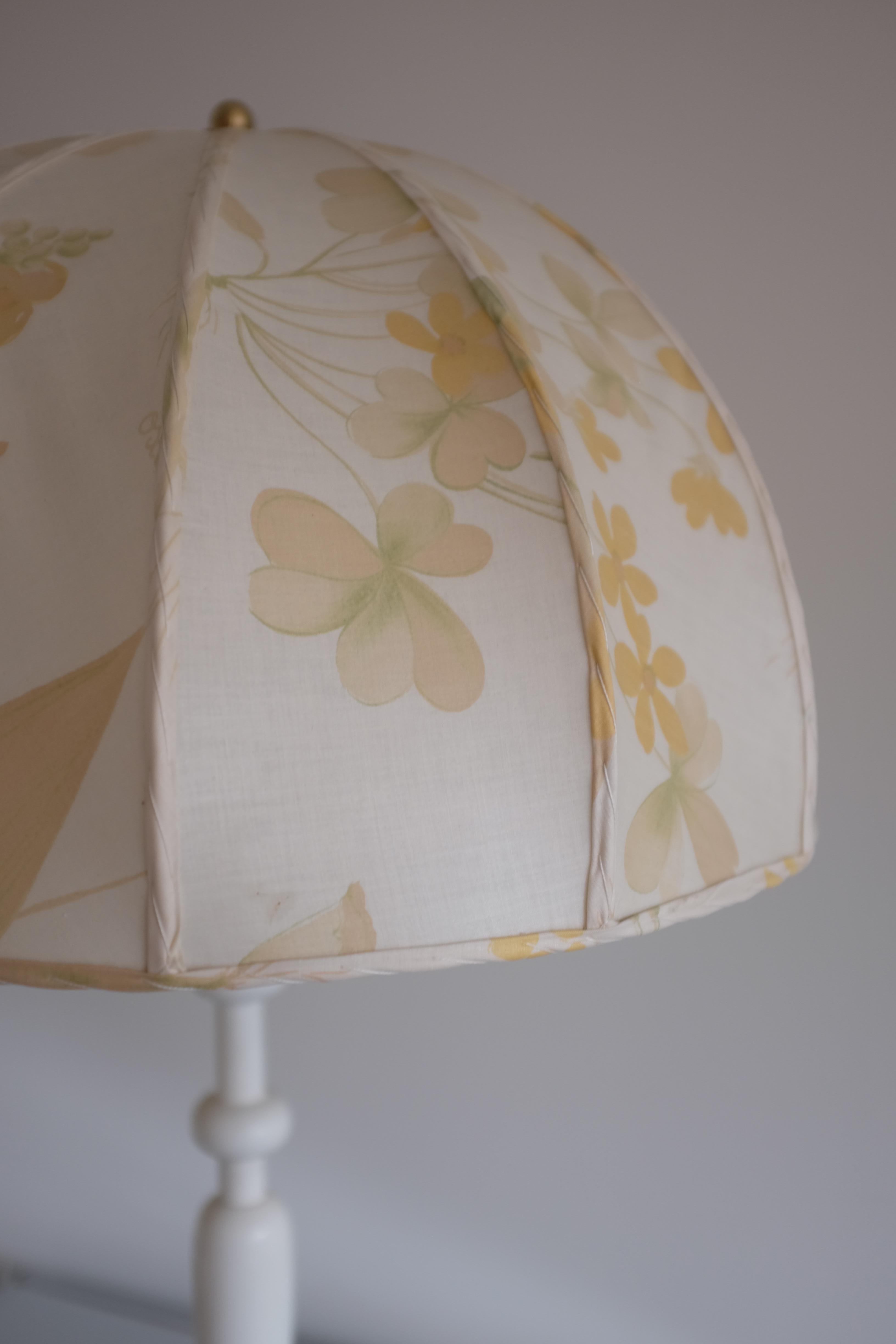 Rare Large Table lamp modell 2563 by Josef Frank for Svenskt tenn, Sweden. Carved lamp arm in a white lacquered color with a large flower printed lamp shade. The fabric is called 