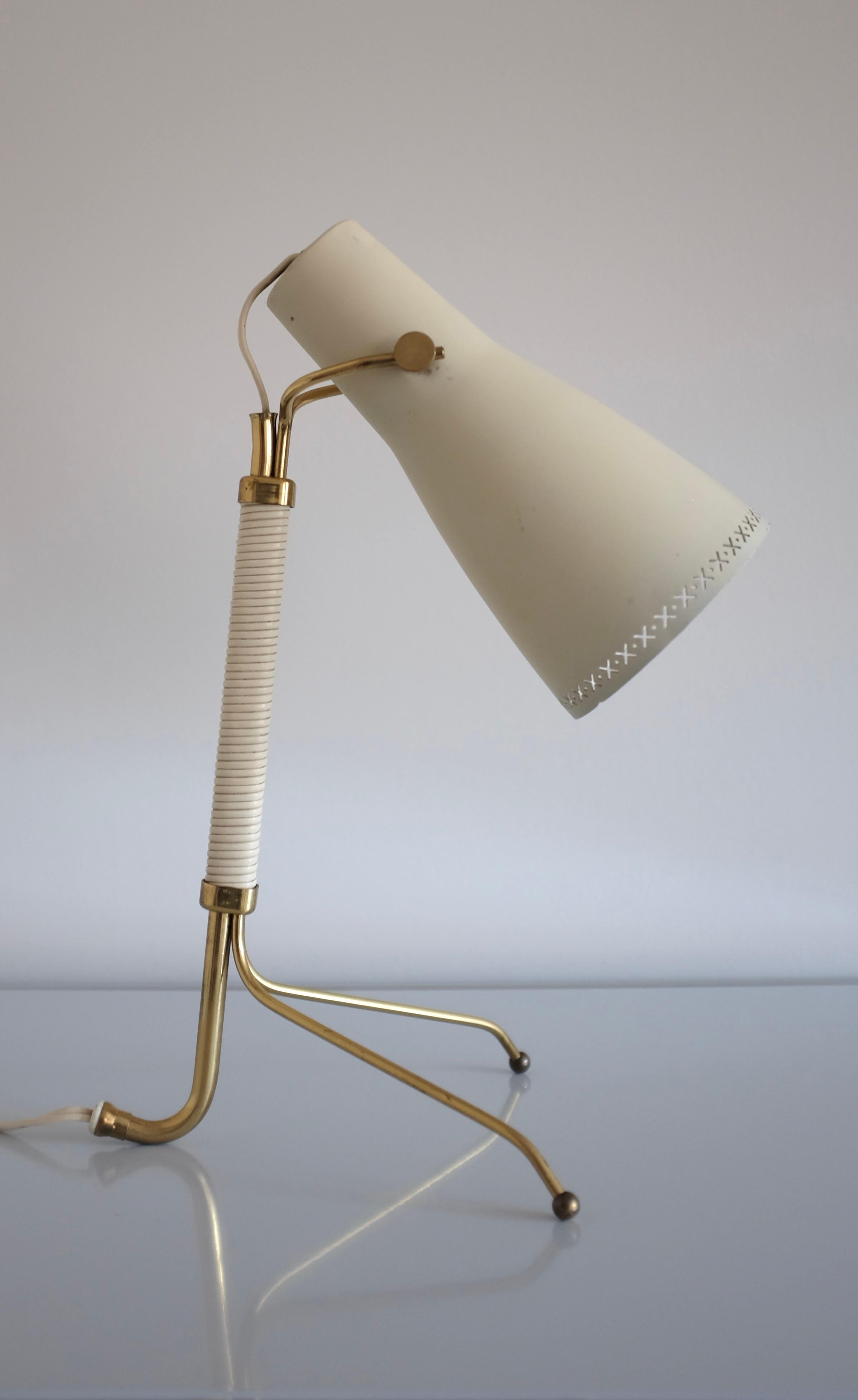 Rare Table lamp Modell E1271 by ASEA, Sweden, from around the 1950s. Star shape perforated details on the edge of the lacquered metal shade on a brass lamp arm that finishes in a tripod. Great vintage condition with original details such as makers