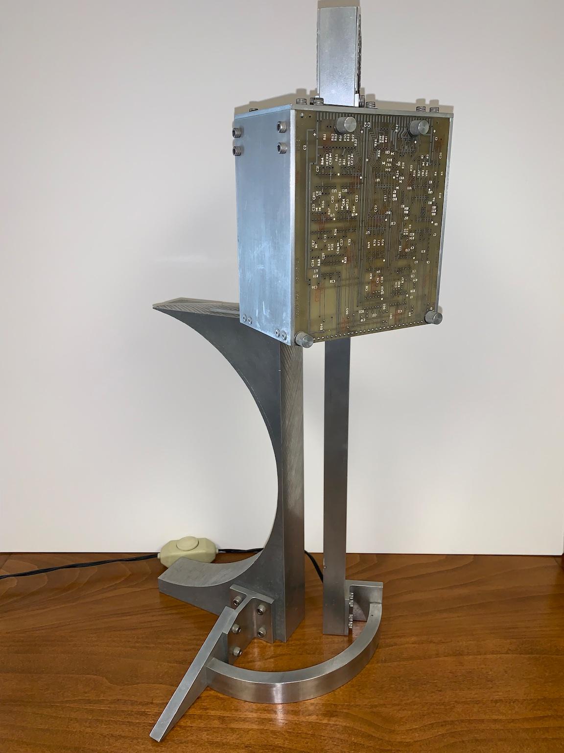 Lampe de bureau « Mr. Gleem », prototype de lampe en aluminium faite à la main avec circuits imprimés Excellent état - En vente à Philadelphia, PA