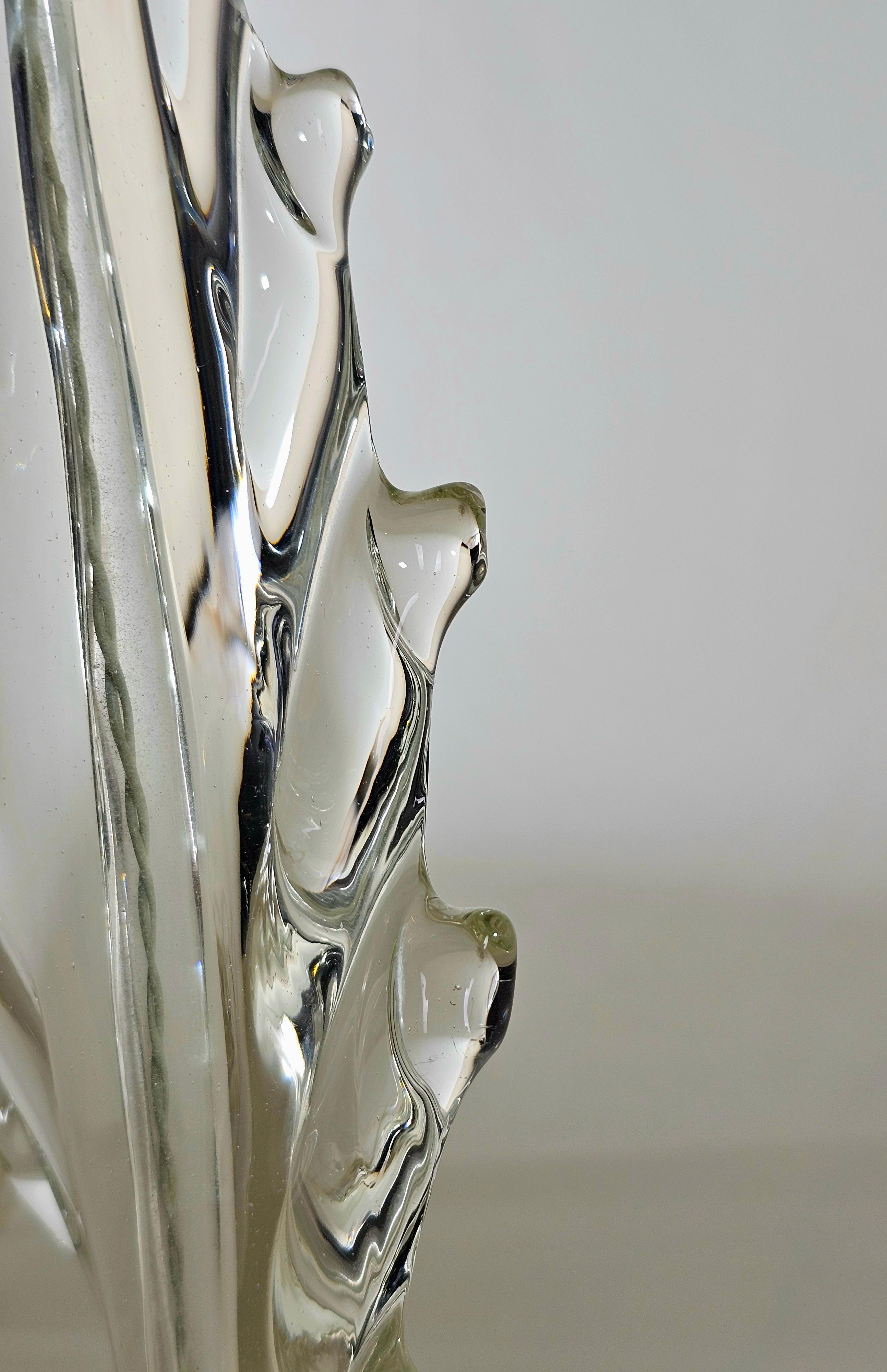 Lampe de table produite en Italie dans les années 40/50 par Barovier&Toso. Lampe en verre de Murano avec 1 lumière E27 qui s'allume et s'éteint grâce à un cordon d'origine. Grâce à la particularité de son corps en spirale, il est élégant, adaptable