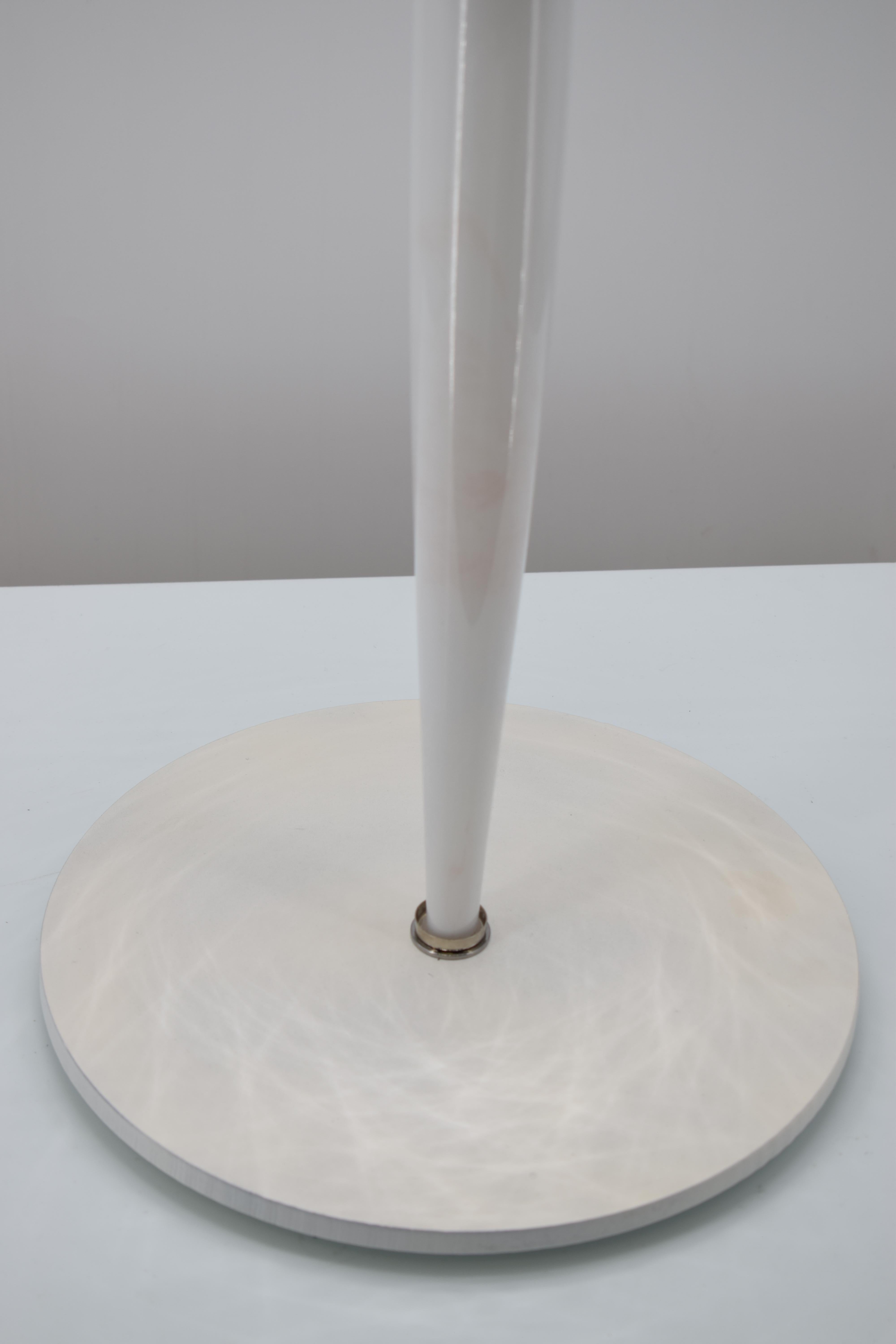 The Bolle collection of table lamps in blown glass represents an absolute novelty in the Eros Raffael production. This Venetian glass table lamp is a unique creation, which embodies some Murano glass production techniques. Bolle is an eclectic