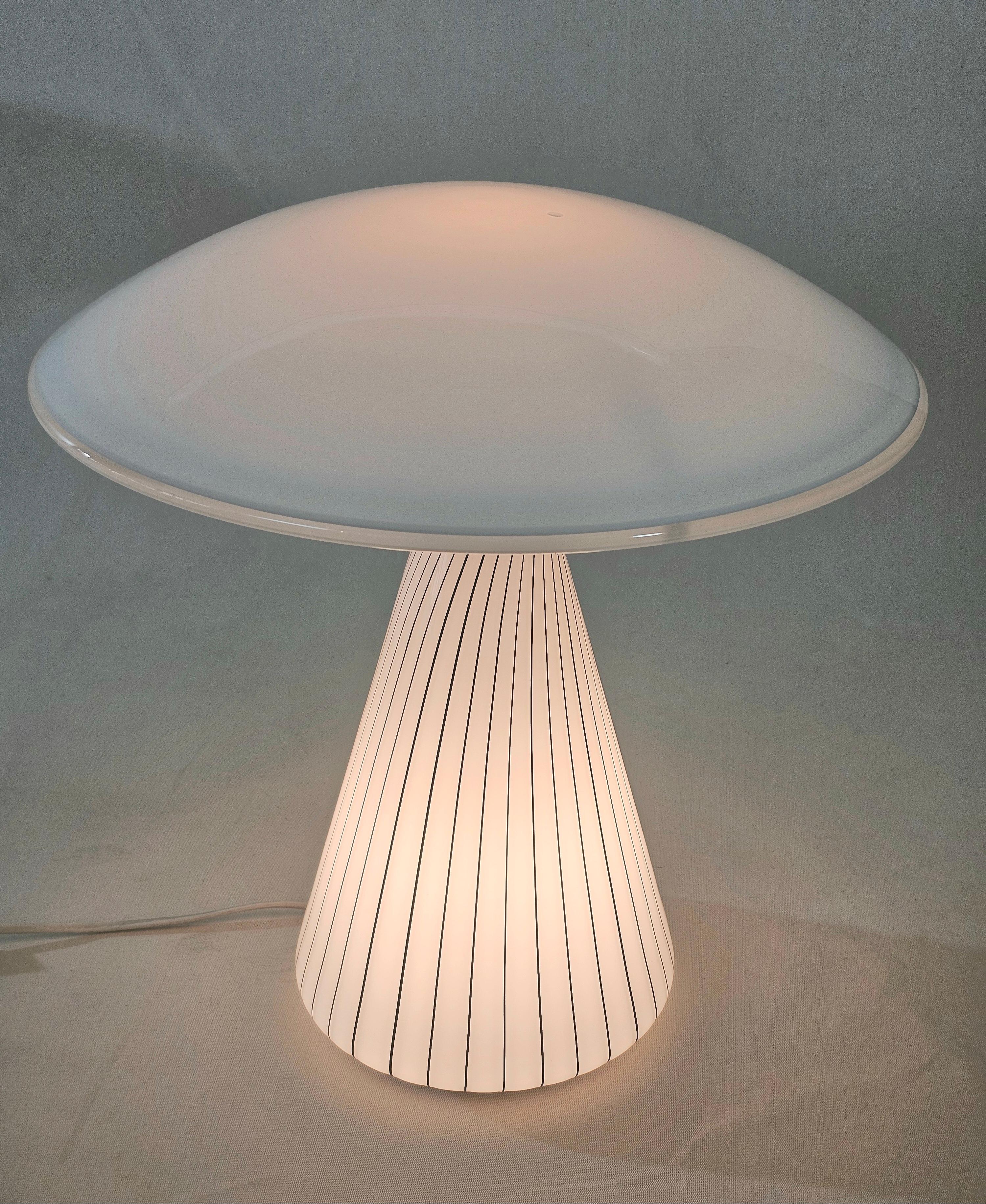 Lampe de table en verre de Murano Design/One Italie du milieu du siècle 1980 en vente 6