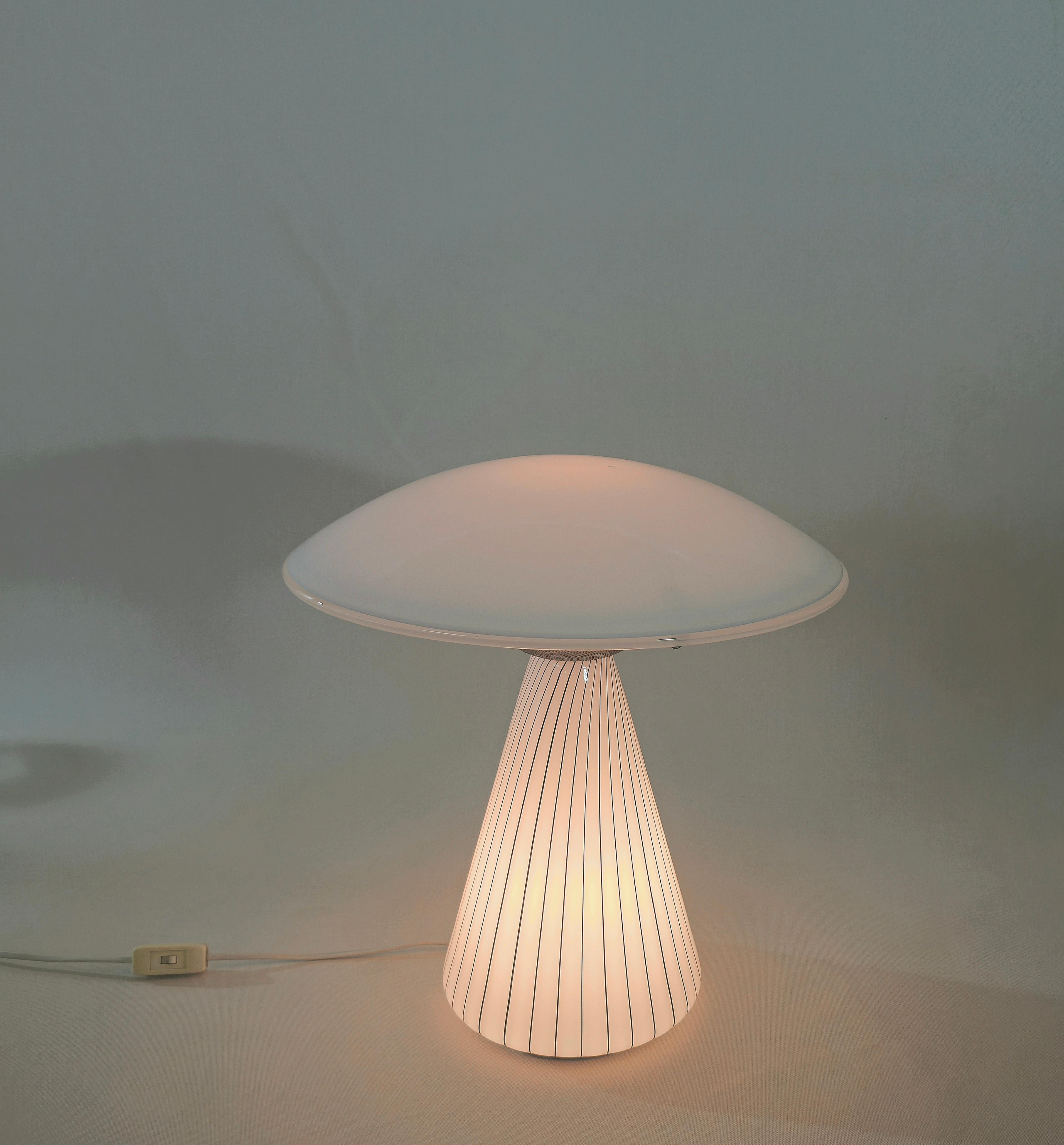 20ième siècle Lampe de table en verre de Murano Design/One Italie du milieu du siècle 1980 en vente