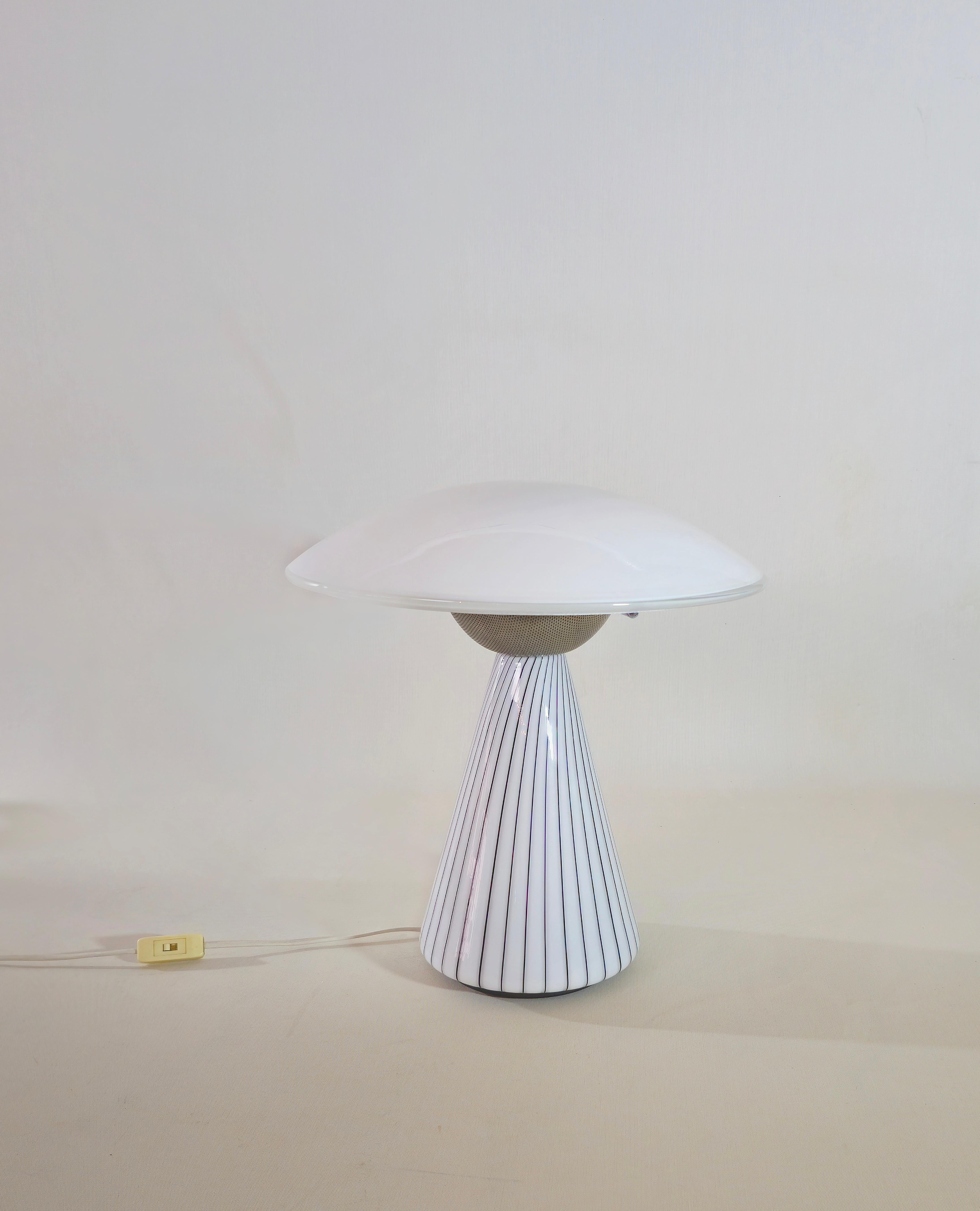 Verre de Murano Lampe de table en verre de Murano Design/One Italie du milieu du siècle 1980 en vente