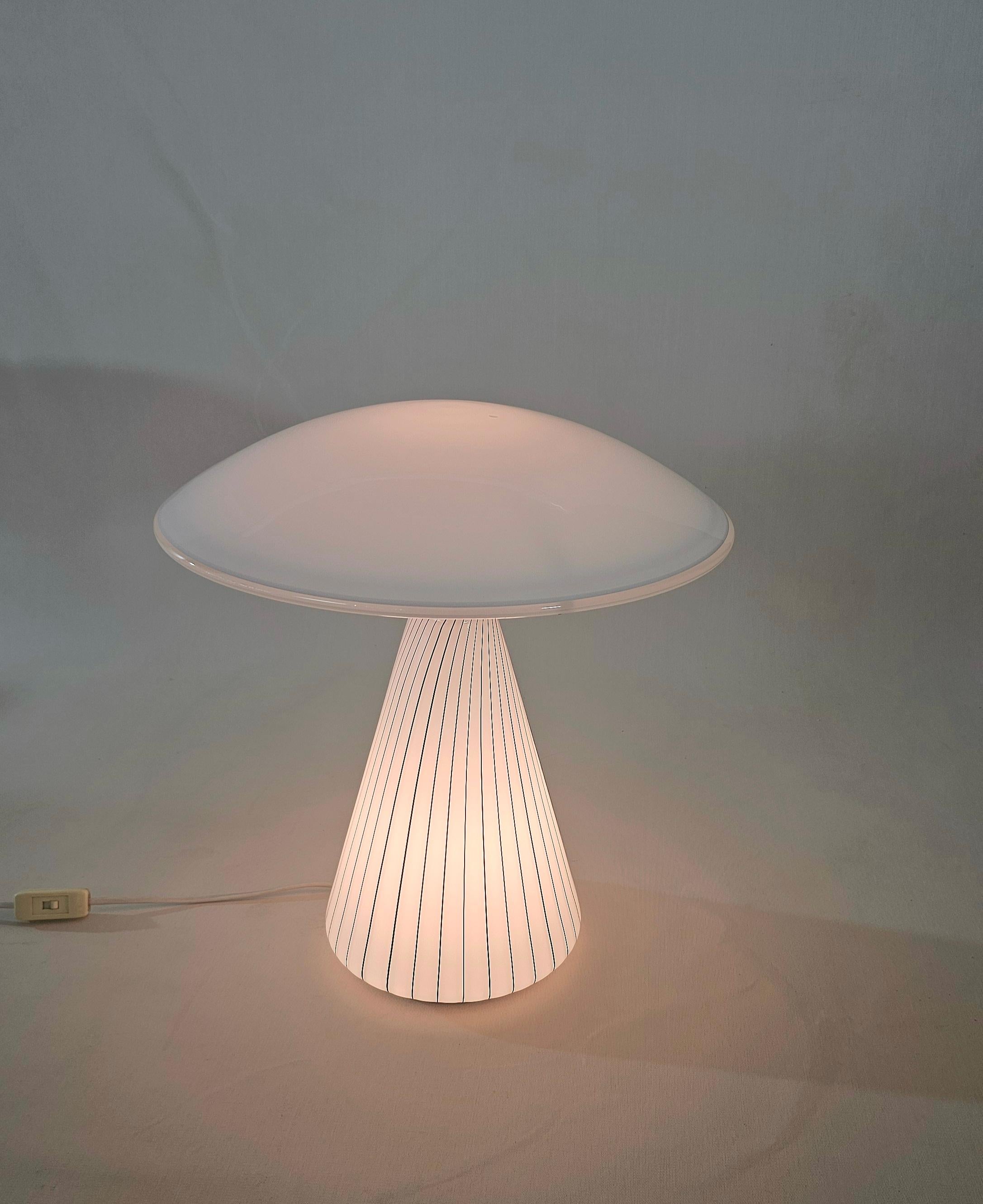 Lampe de table en verre de Murano Design/One Italie du milieu du siècle 1980 en vente 1