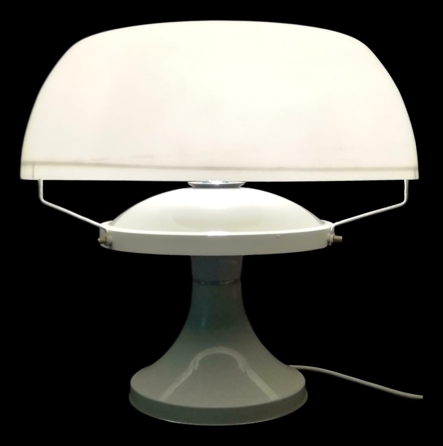 Splendid original table lamp from the 70s, vague mushroom shape, consisting of an aluminum tulip base and an upper metal structure that supports, supported, a milky white plexiglass diffuser open at the top

It measures 40 cm in overall height, 40