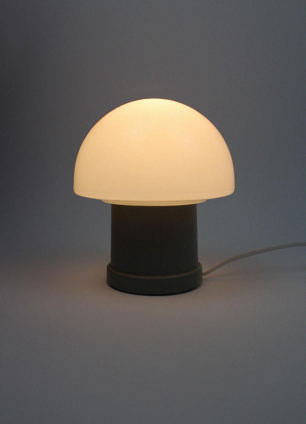 This entertaining desk or table lamp by Belgian manufacturer MASSIVE, immediately creates a cozy yet playful atmosphere thanks to its mushroom shape made of Opaline. The gray tone base is made of plastic and immediately brings the Space Age