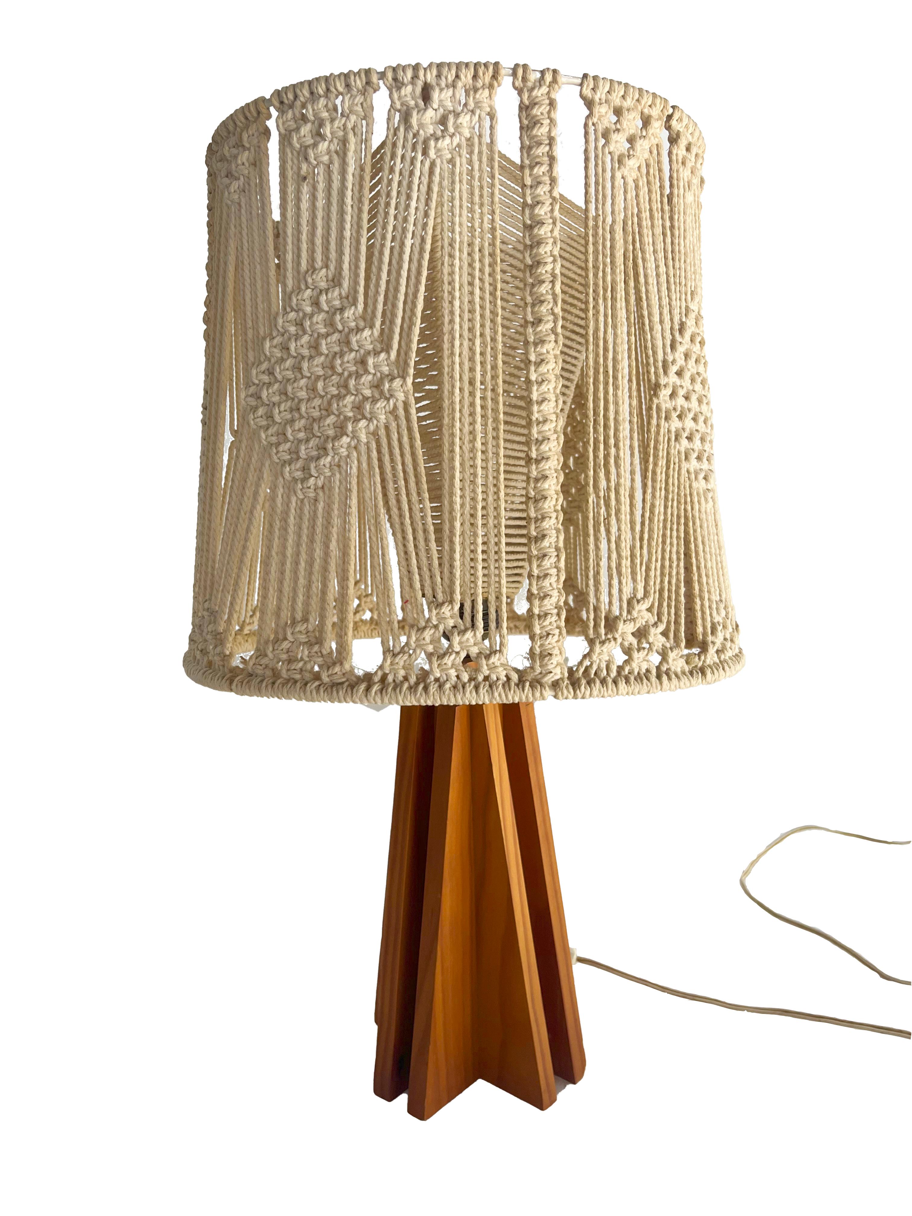 Plongez dans la sérénité et le charme naturel de notre lampe à poser, où artisanat et chaleur se rencontrent en parfaite harmonie. Exquisément réalisé en macramé beige, cet abat-jour est un hommage à cette ancienne technique de tissage à la main qui