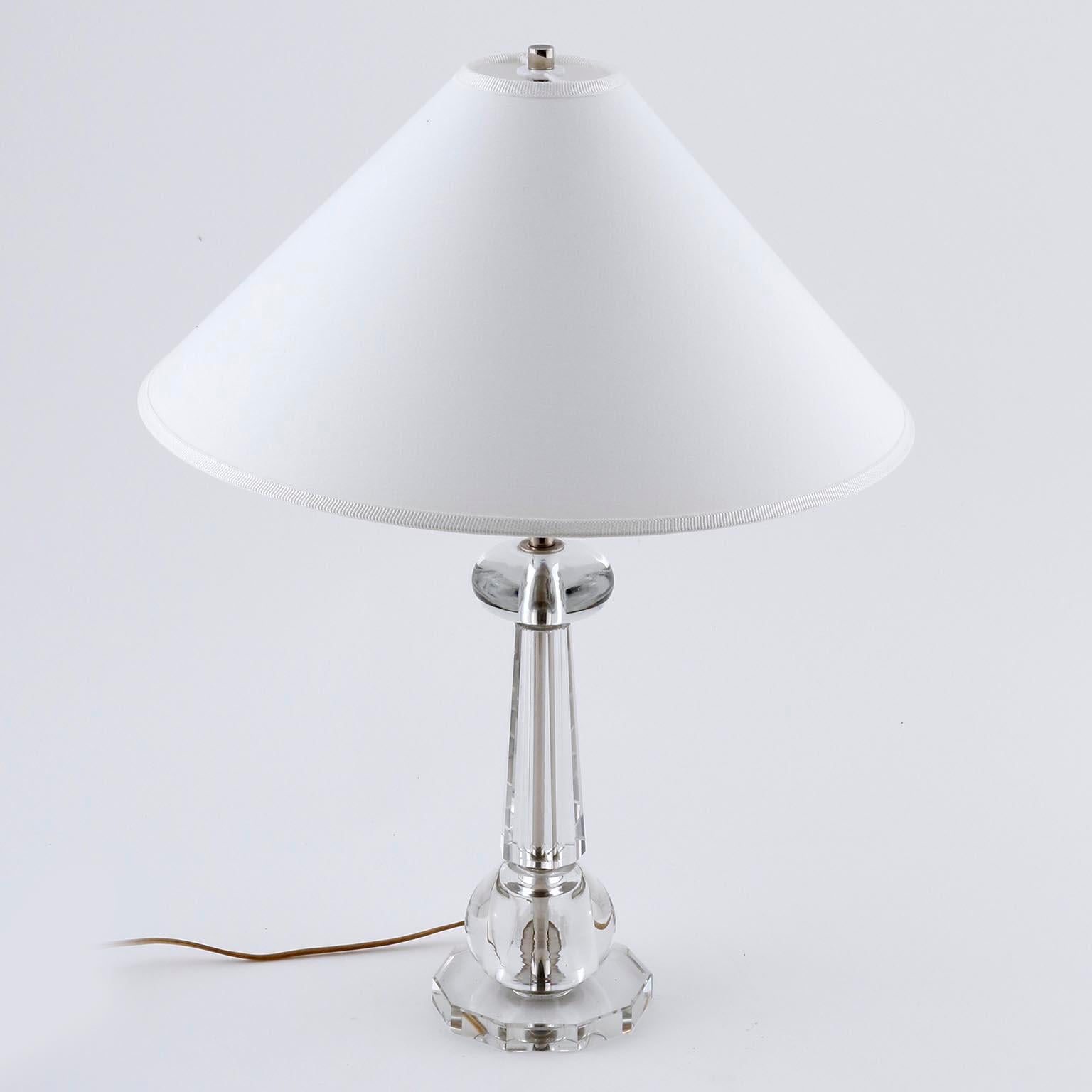 Mid-Century Modern Lampe de table, abat-jour en cristal taillé au nickel et verre blanc, Autriche, années 1950 en vente