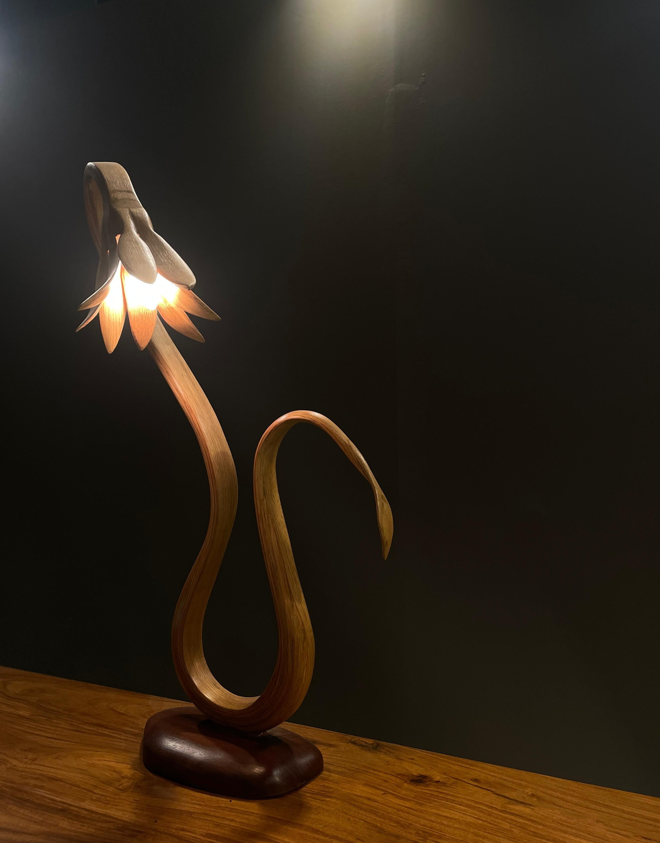 Tischlampe Nr. 4 – Vrksa Serie von Raka Studio, aus rotem Eichenholz (Organische Moderne) im Angebot