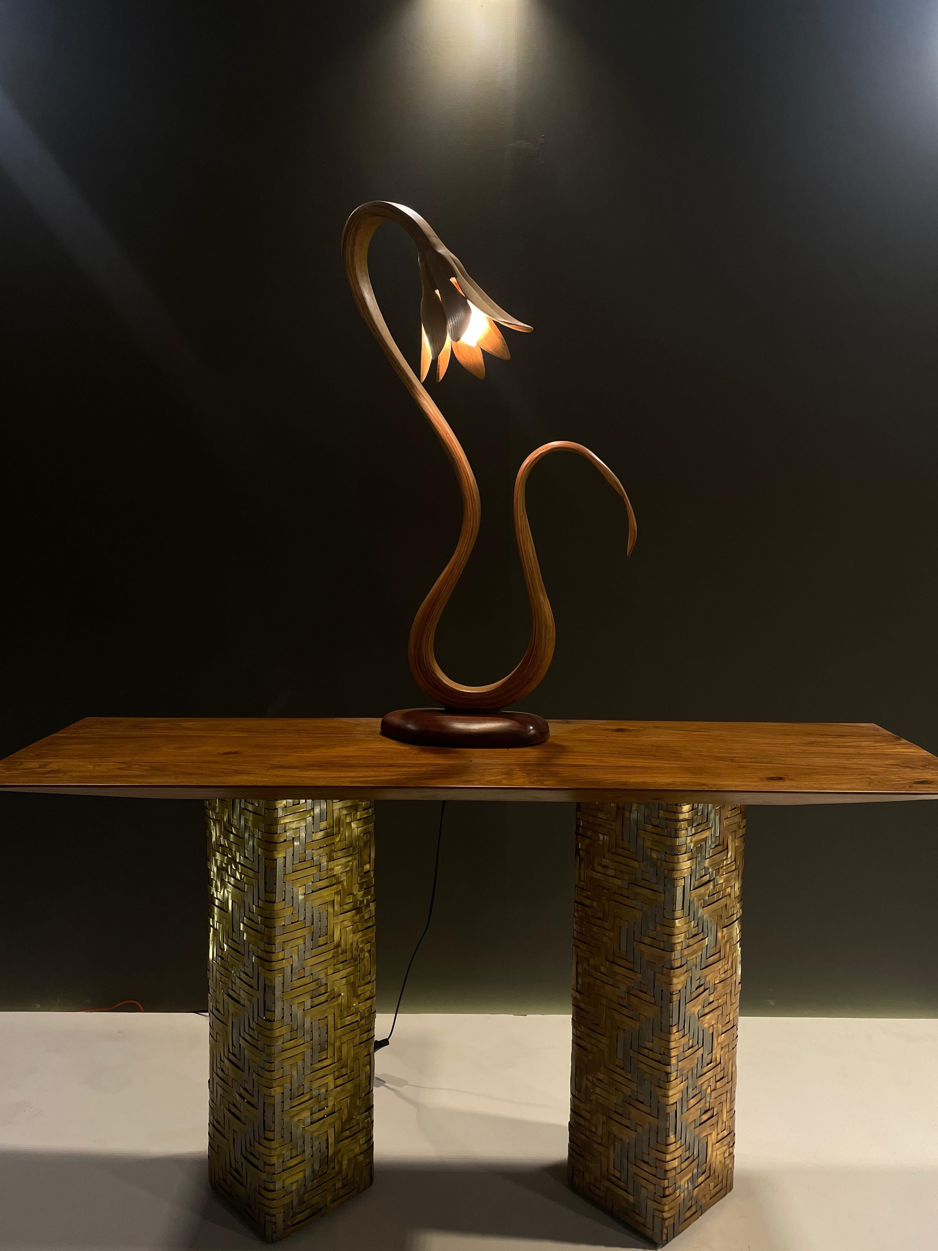 Tischlampe Nr. 4 – Vrksa Serie von Raka Studio, aus rotem Eichenholz (Asiatisch) im Angebot