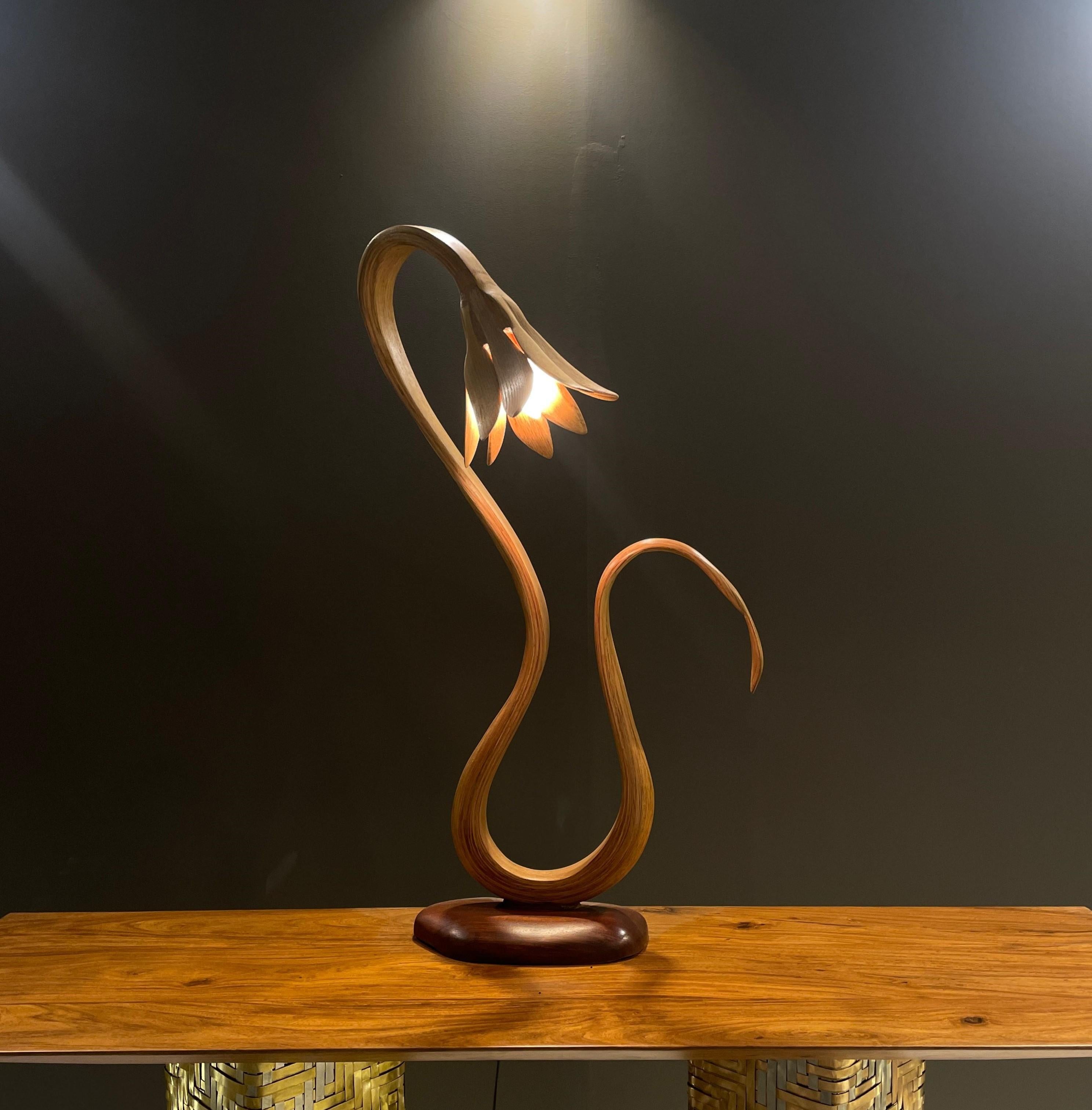 Tischlampe Nr. 4 – Vrksa Serie von Raka Studio, aus rotem Eichenholz (Holzarbeit) im Angebot
