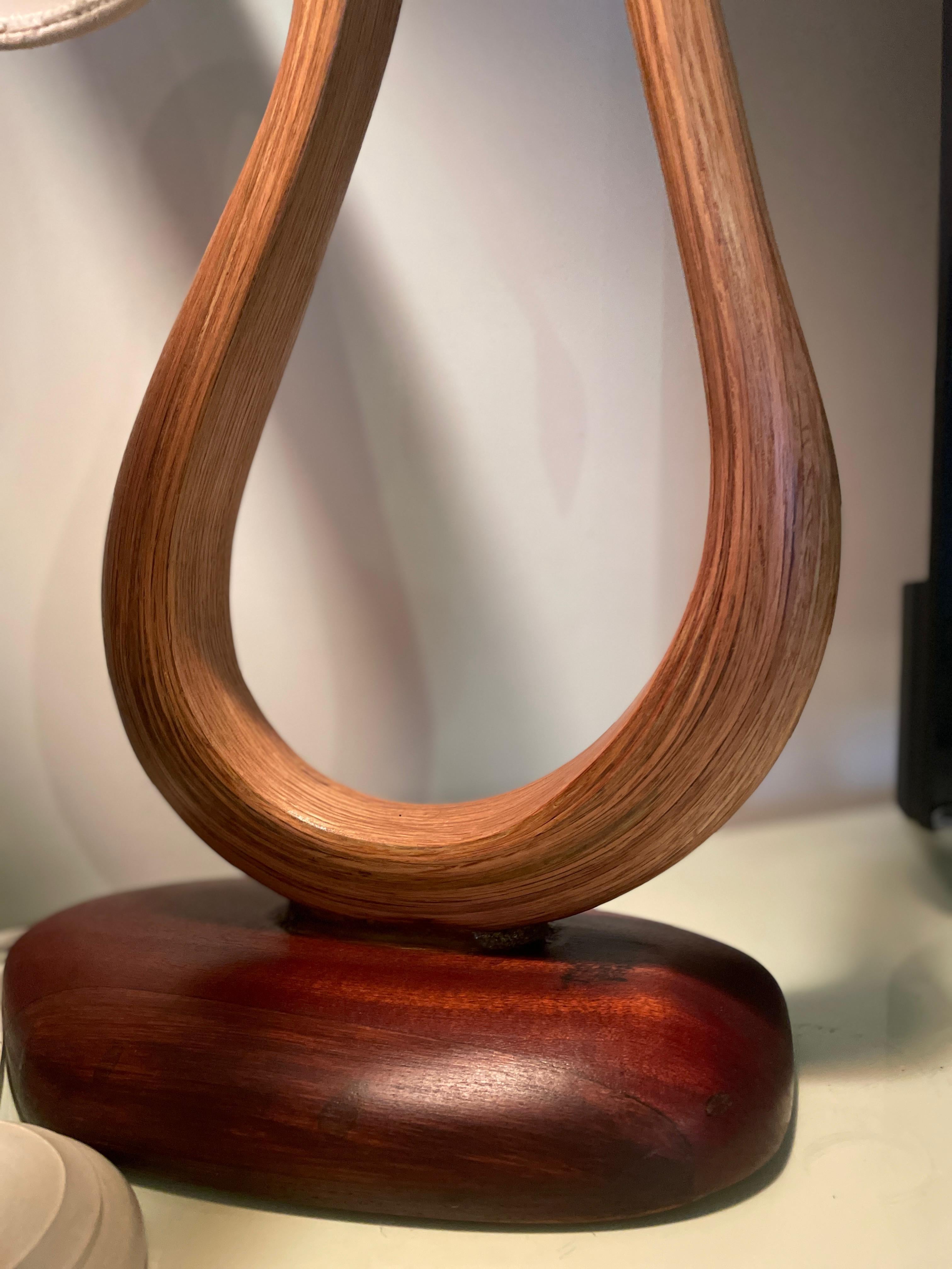 Tischlampe Nr. 4 – Vrksa Serie von Raka Studio, aus rotem Eichenholz im Zustand „Neu“ im Angebot in Cape Girardeau, MO