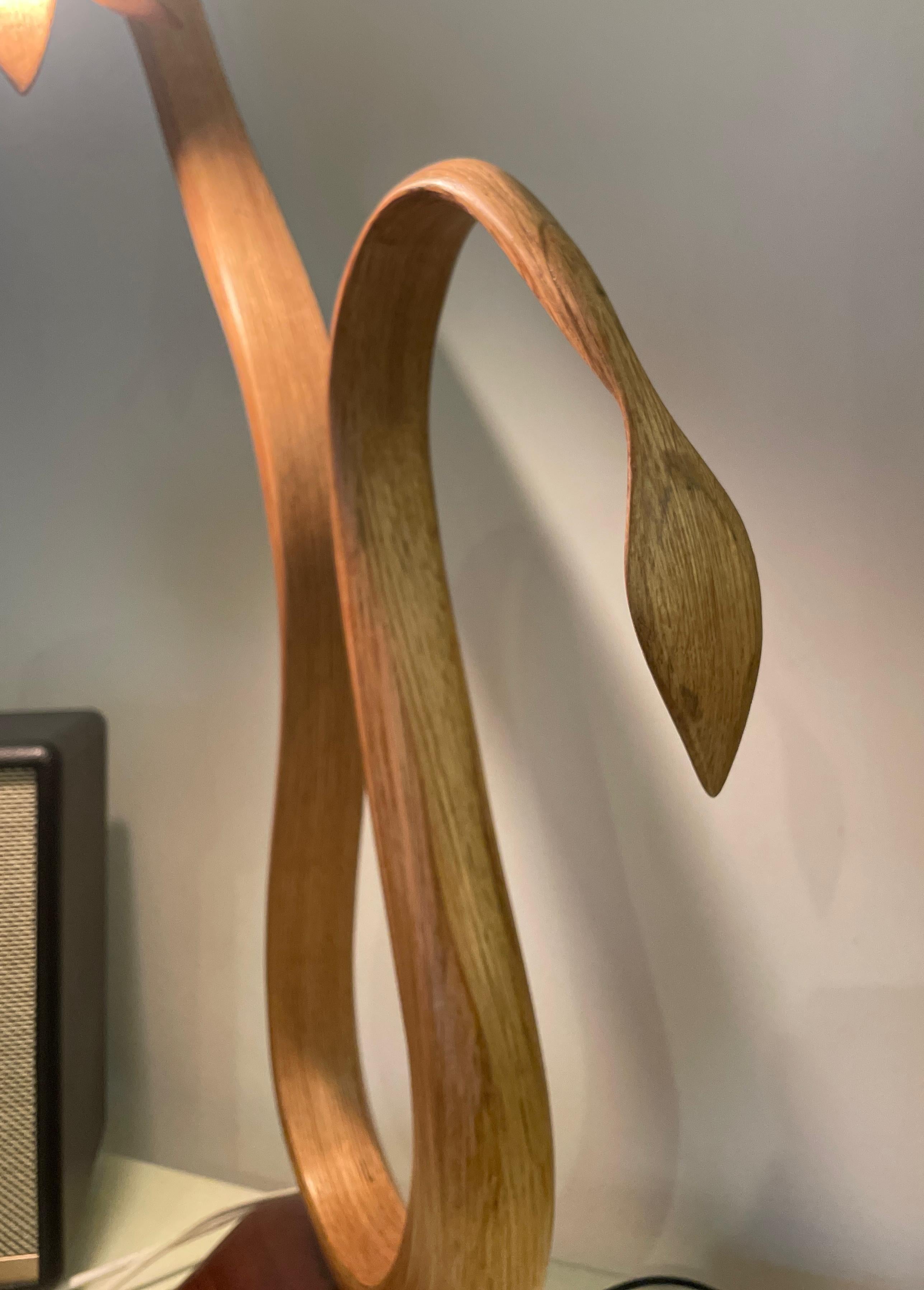 Tischlampe Nr. 4 – Vrksa Serie von Raka Studio, aus rotem Eichenholz (21. Jahrhundert und zeitgenössisch) im Angebot