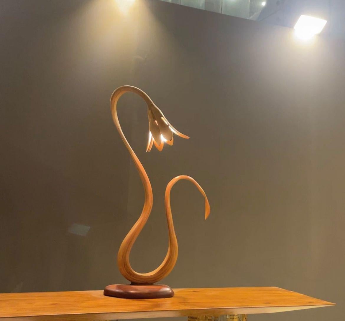 Tischlampe Nr. 4 – Vrksa Serie von Raka Studio, aus rotem Eichenholz im Angebot 1