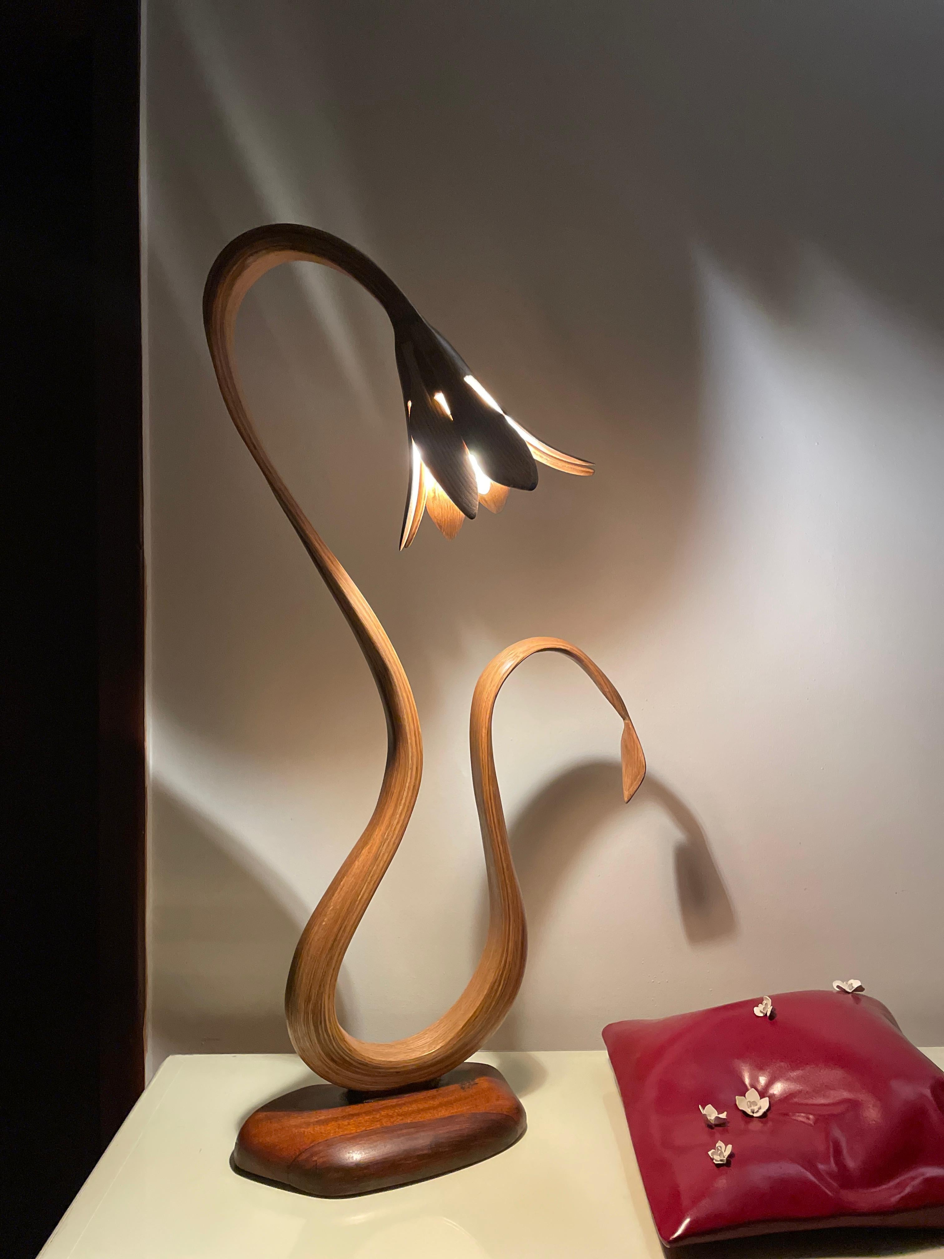 Tischlampe Nr. 4 – Vrksa Serie von Raka Studio, aus rotem Eichenholz im Angebot 2