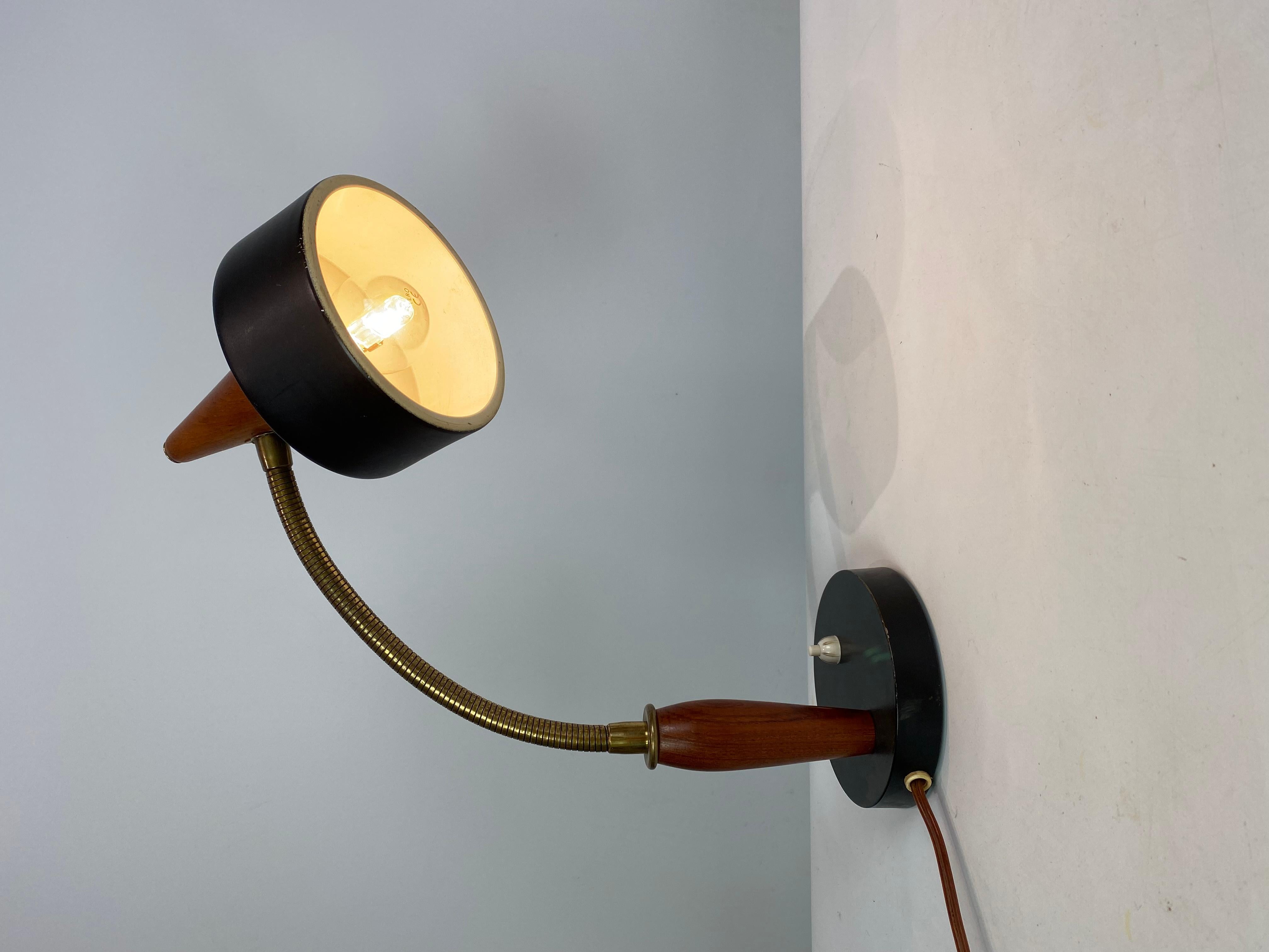Lampe de table en métal noir et teck de design danois des années 1960. La lampe est en très bon état.
  