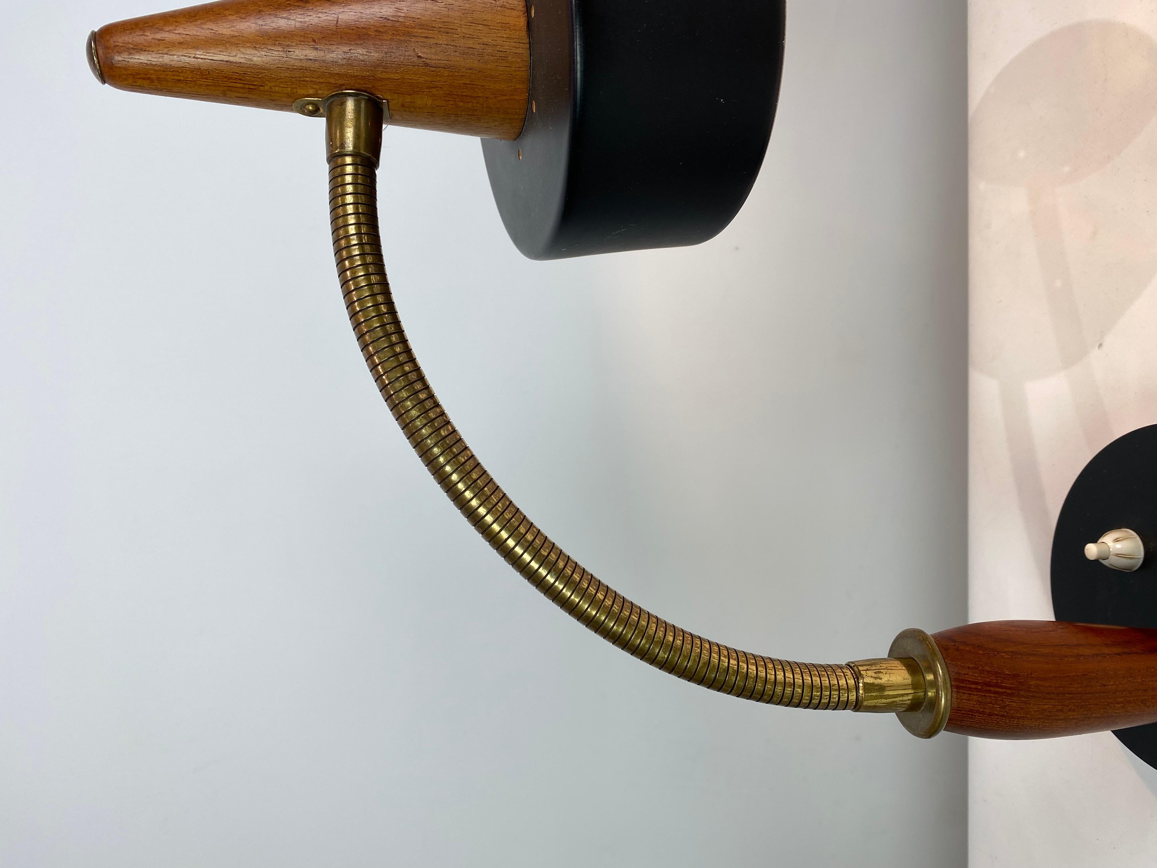 Scandinave moderne Lampe de bureau en métal noir et teck de design danois des années 1960 en vente