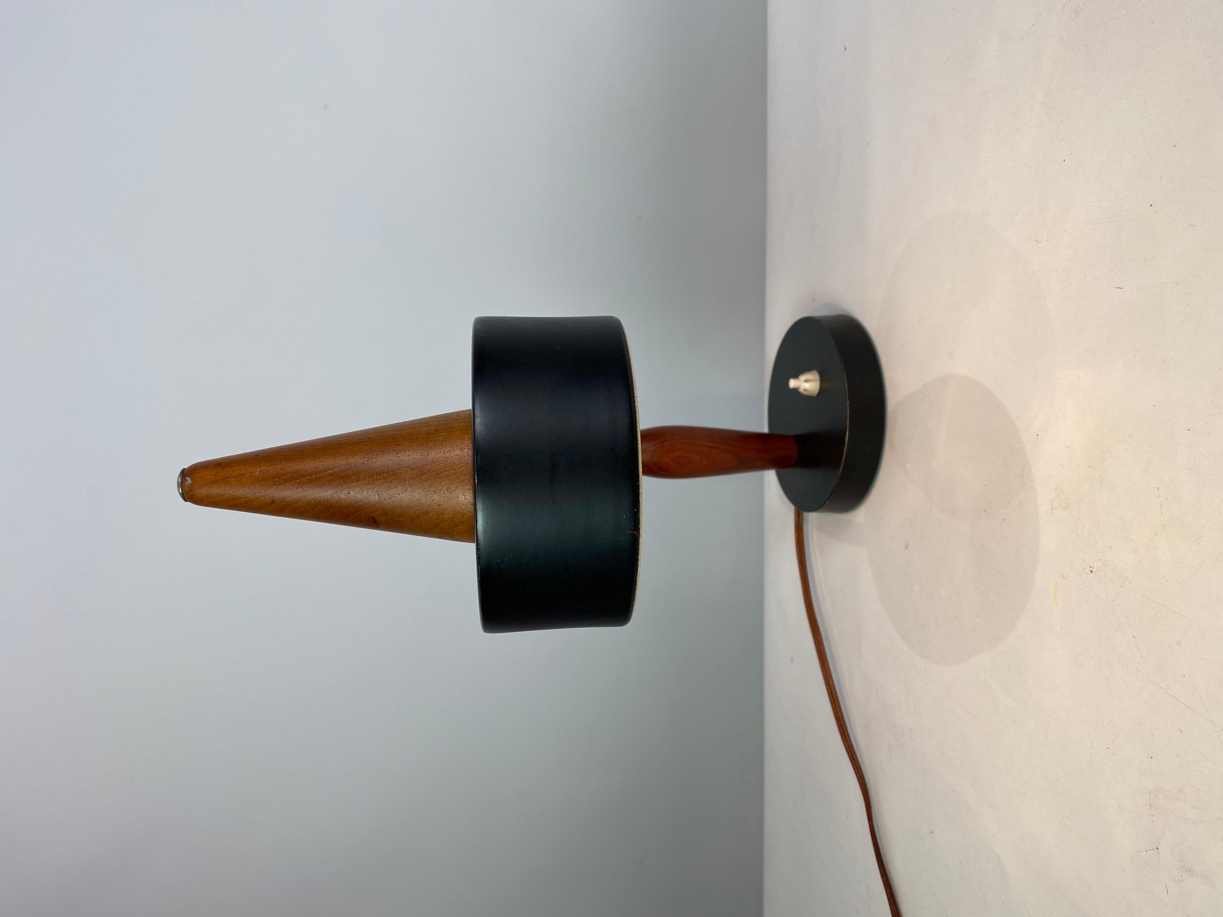 Milieu du XXe siècle Lampe de table en métal noir et teck, design danois des années 1960 en vente